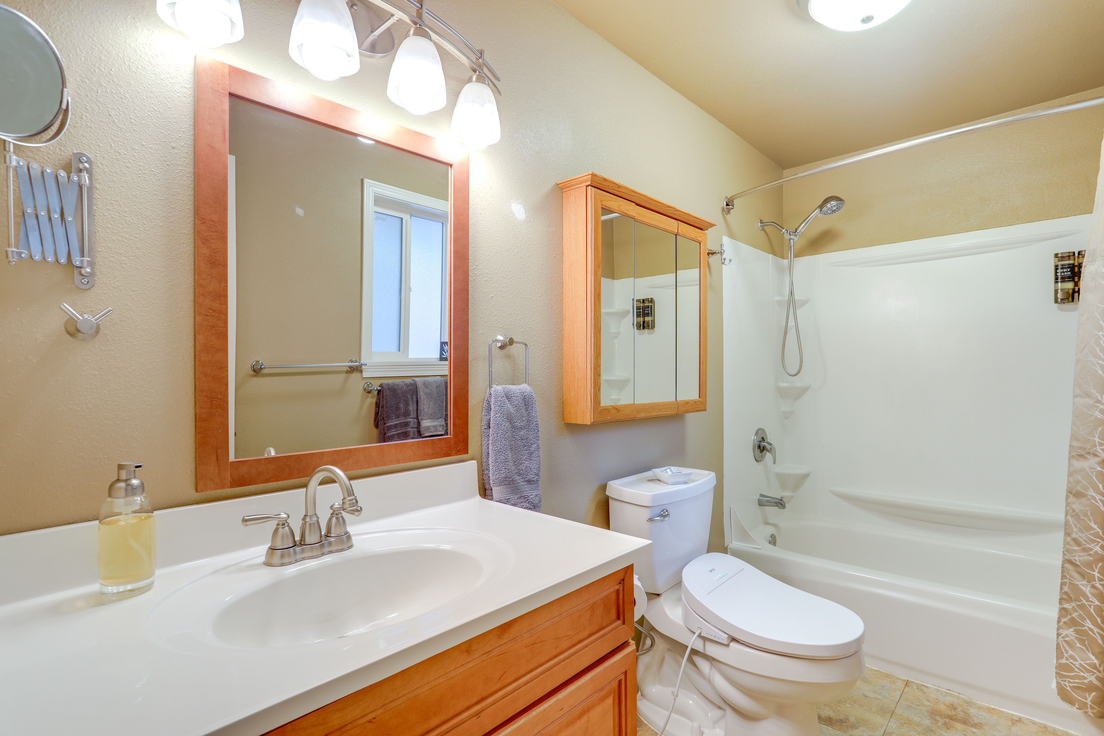 Full Bathroom | Complimentary Toiletries
