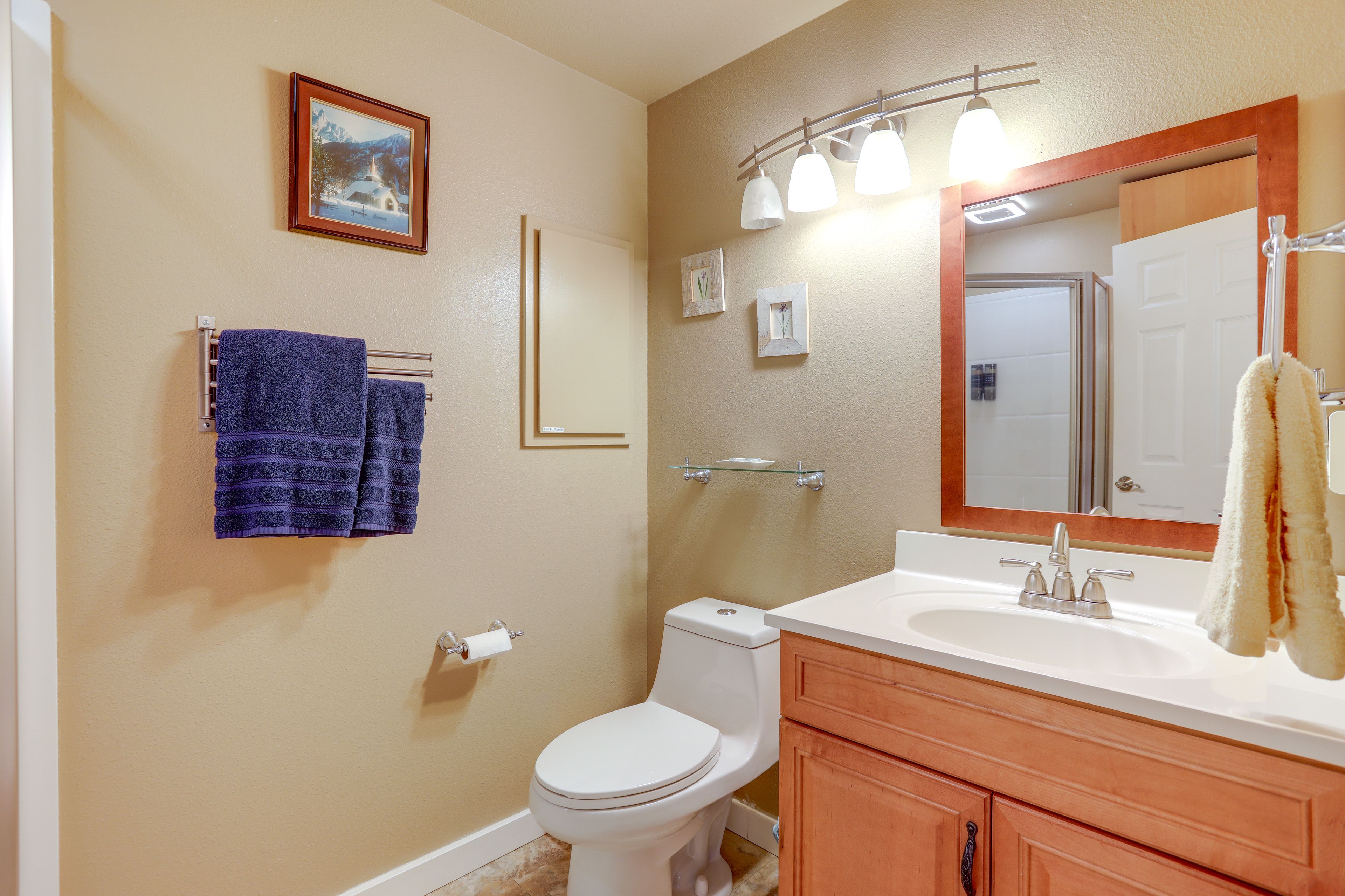 Full Bathroom | Towels Provided