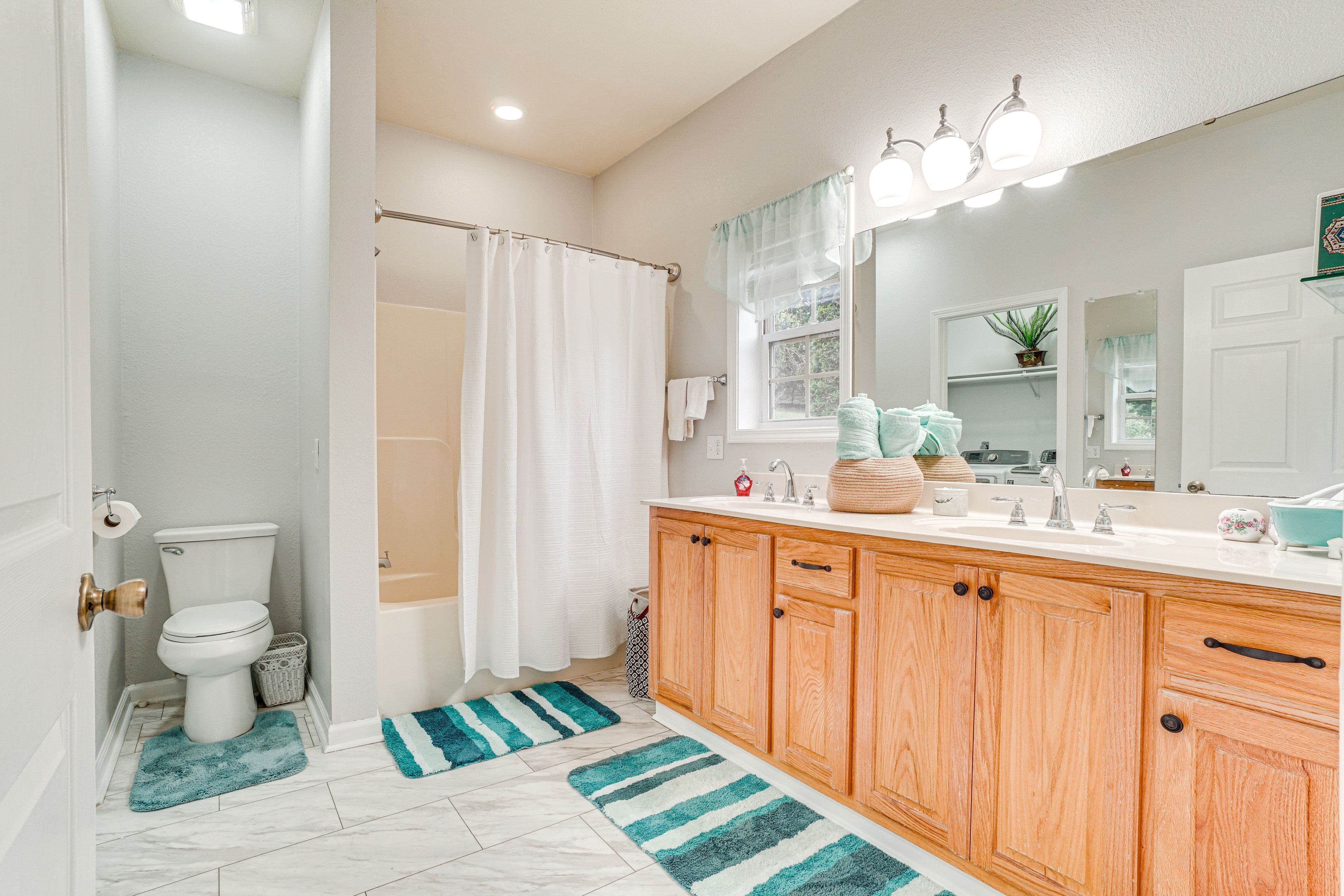 Full Bathroom | Shower/Tub Combo | Complimentary Toiletries | Washer/Dryer