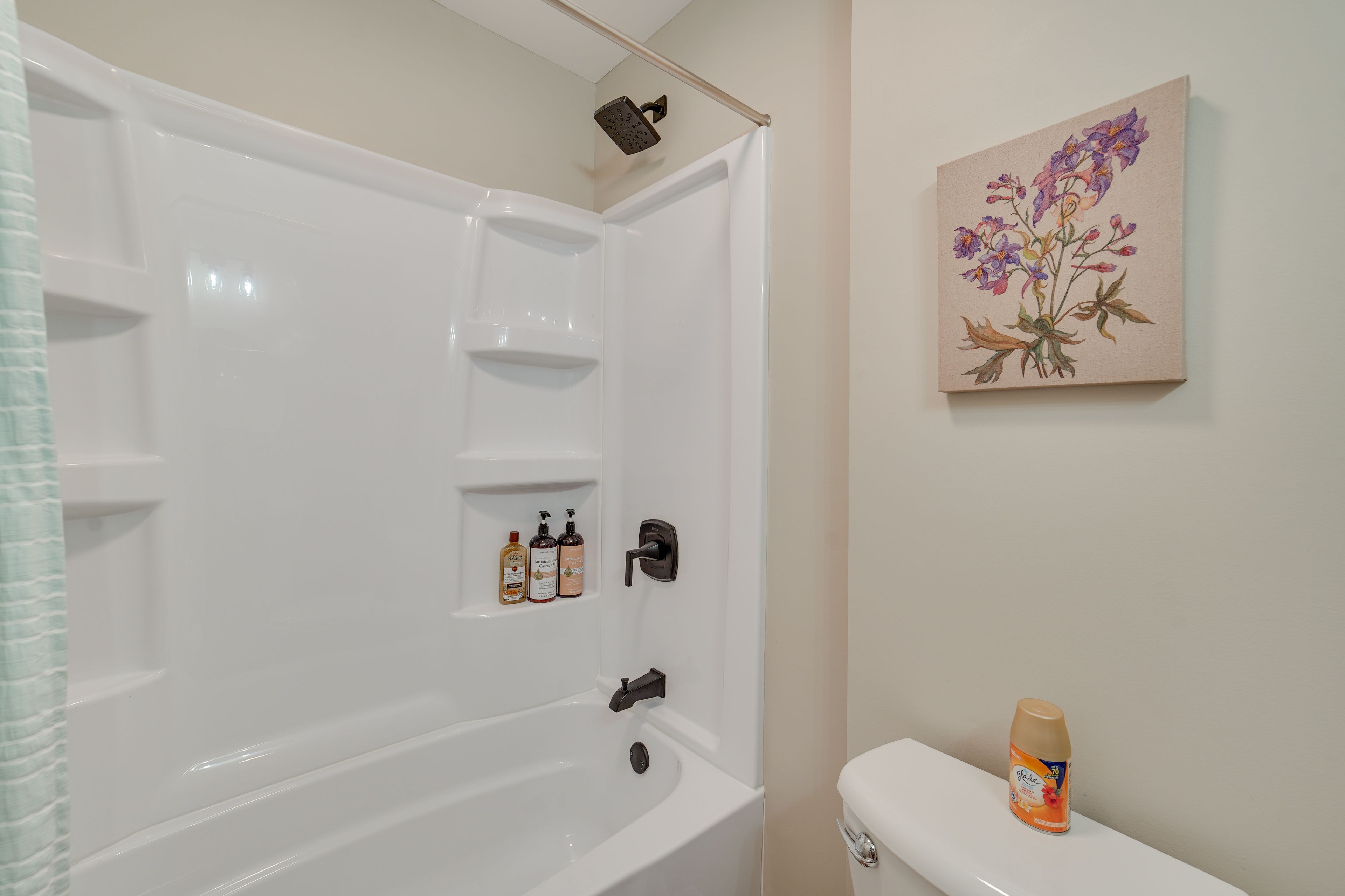 Full Bathroom | 1st Floor | Shower/Tub Combo