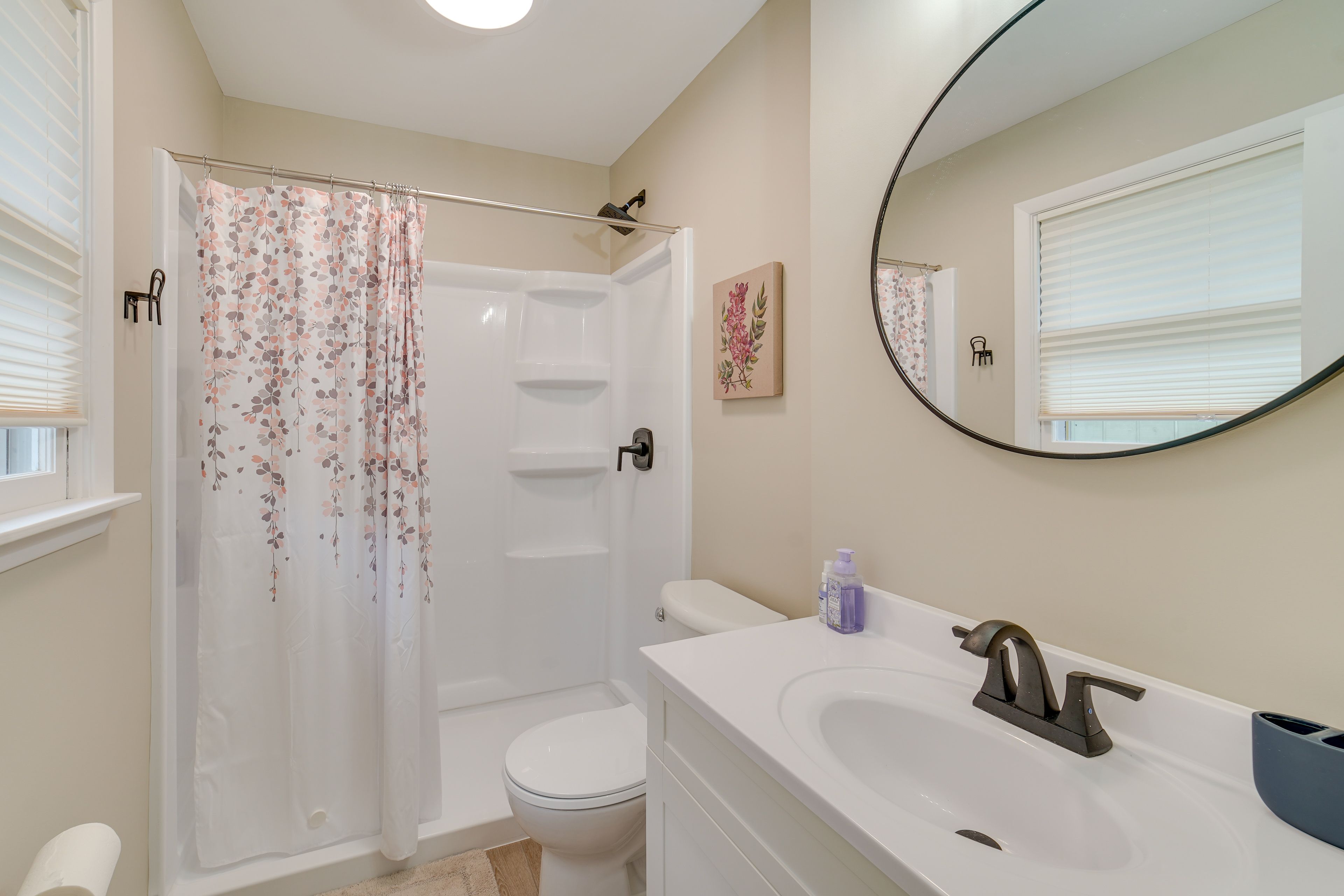 Full Bathroom | 1st Floor | Towels Provided