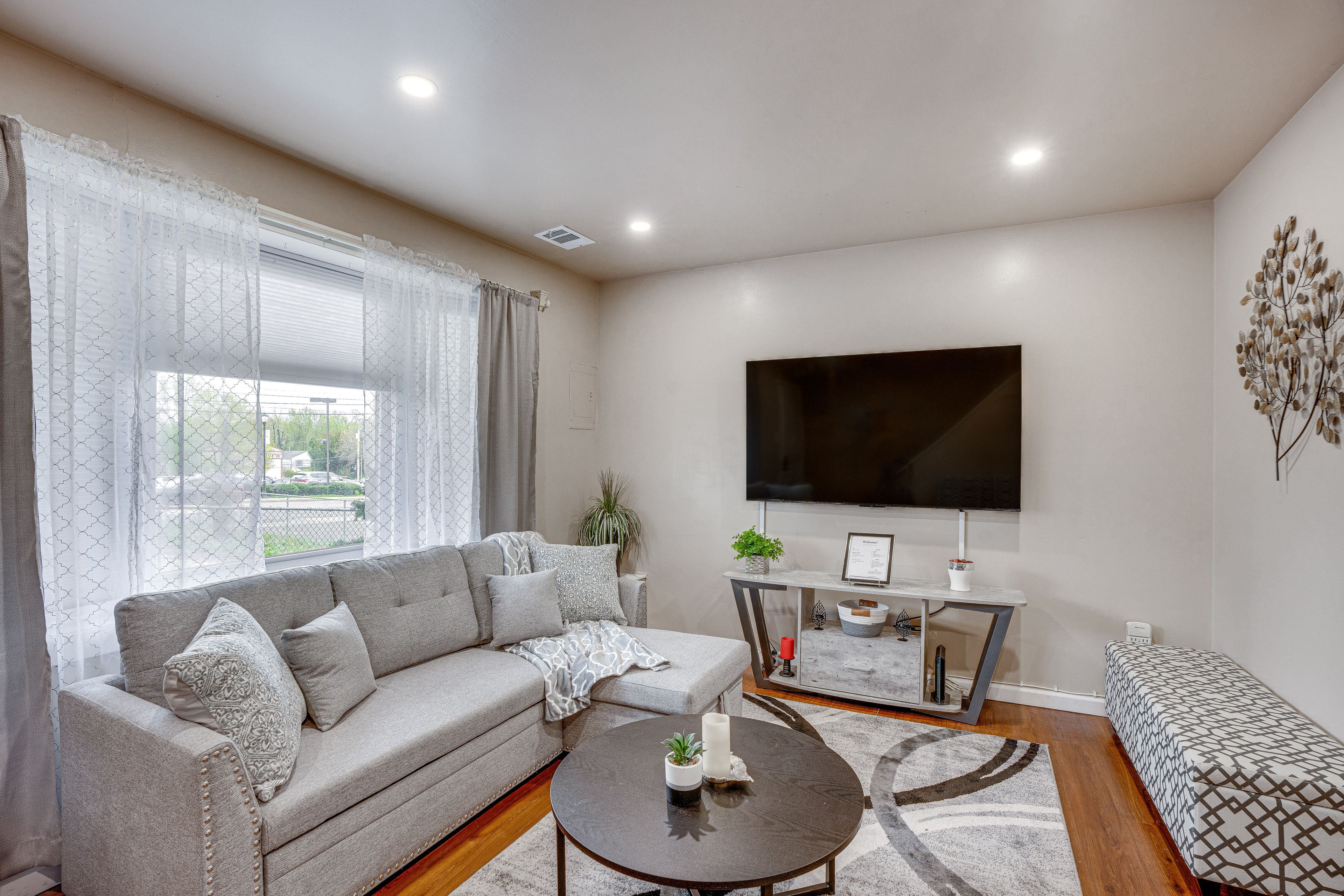 Living Room | 1st Floor | Sleeper Sofa | Smart TV | Free WiFi
