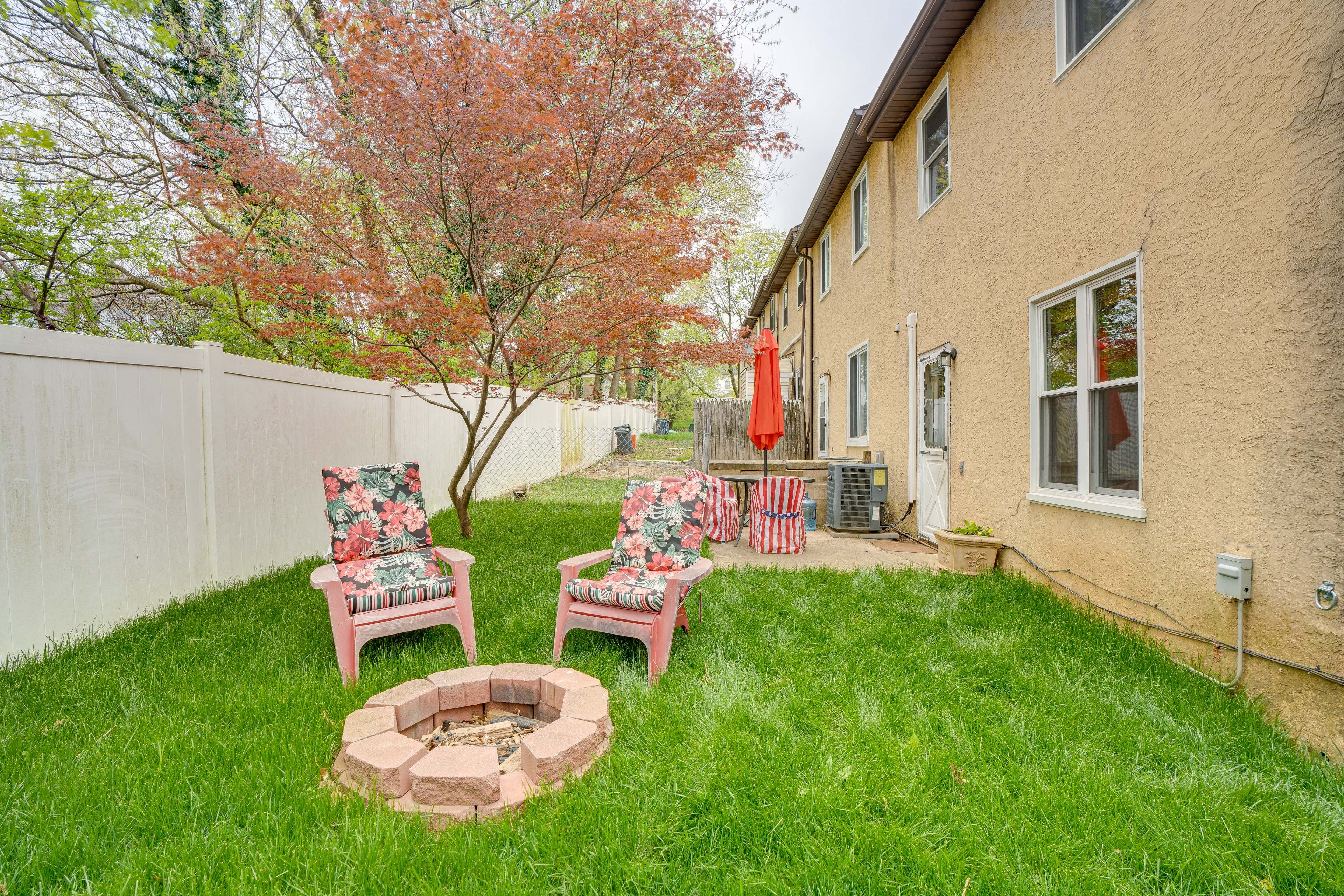 Wood-Burning Fire Pit | Self Check-In | 14 Mi to Reading Terminal Market