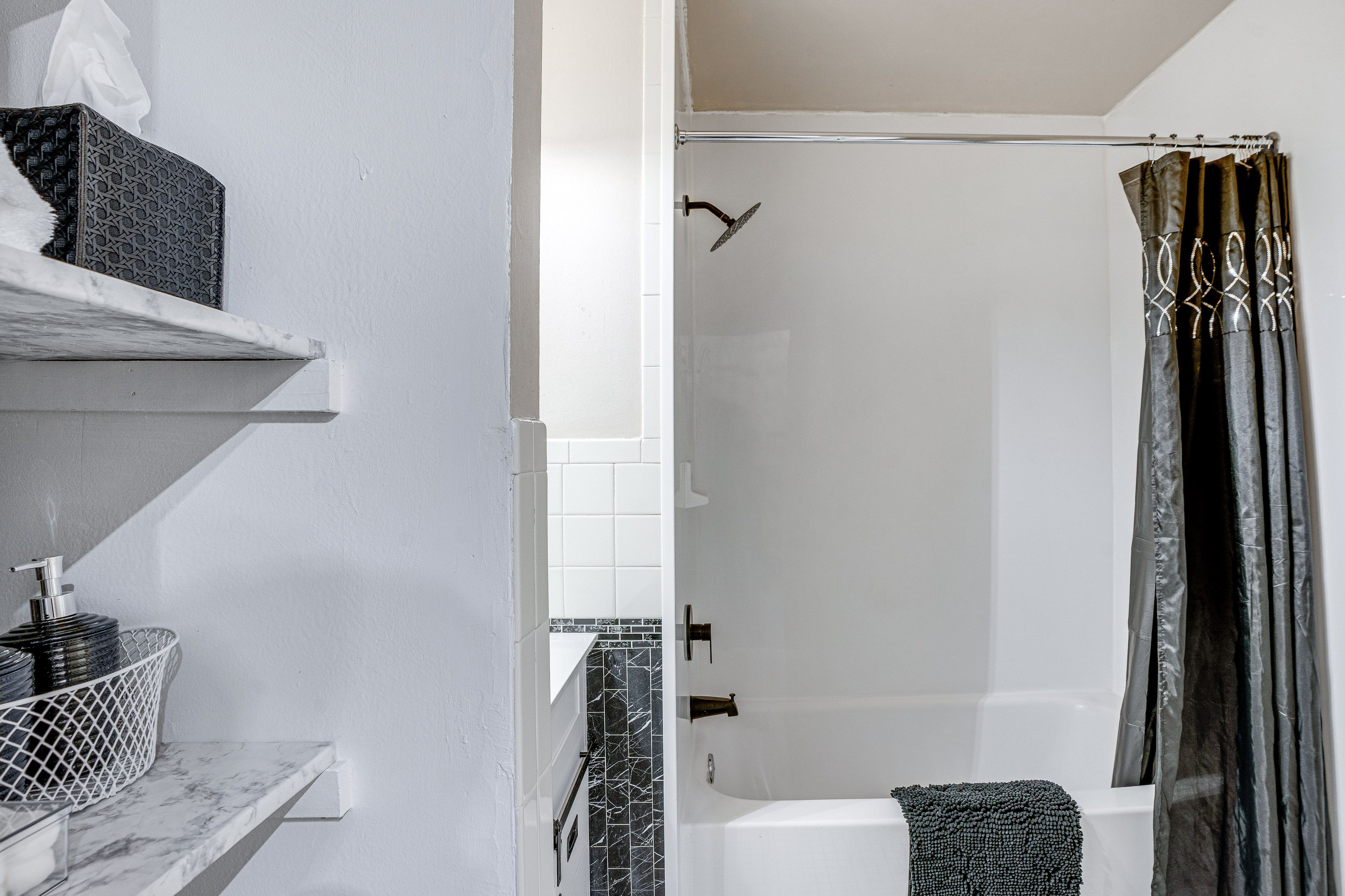 Full Bathroom | 2nd Floor | Towels Provided | Complimentary Toiletries