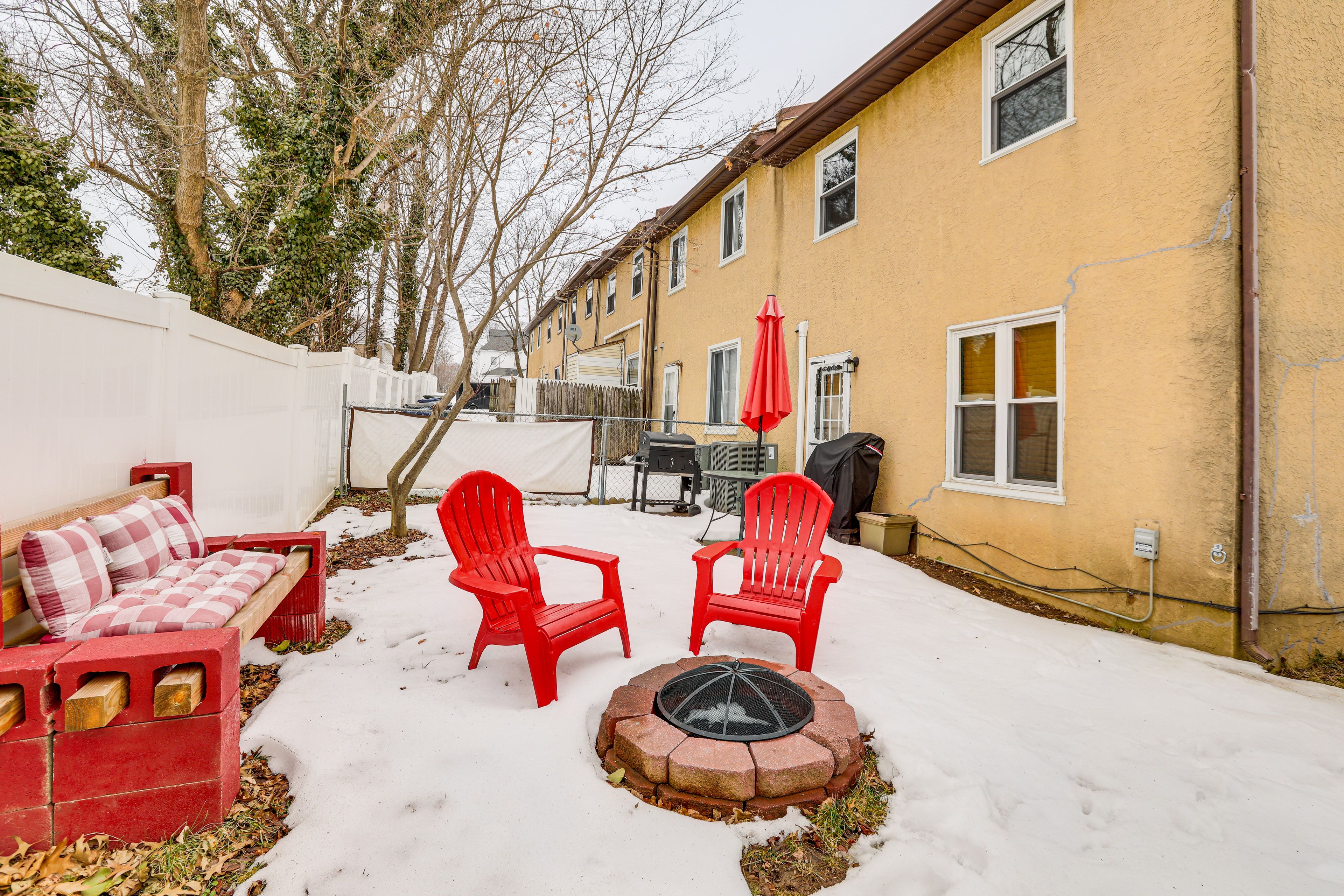 Wood-Burning Fire Pit | Self Check-In | 14 Mi to Reading Terminal Market