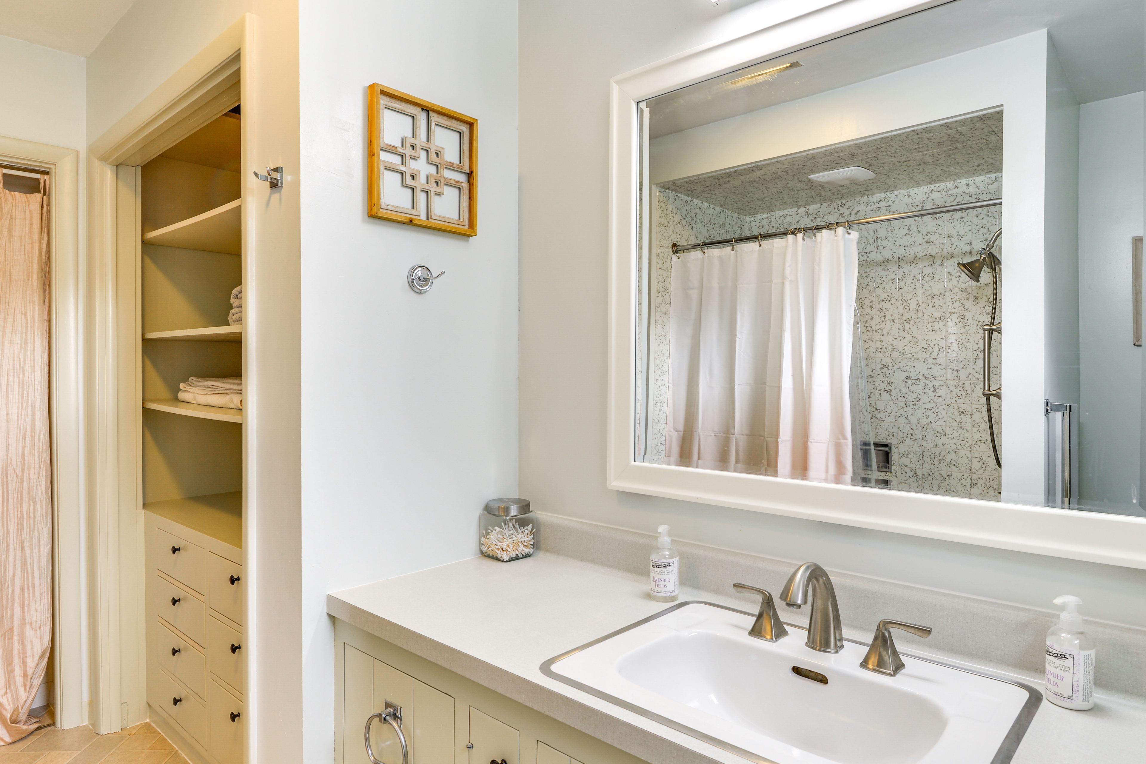 Full Bathroom | Towels Provided