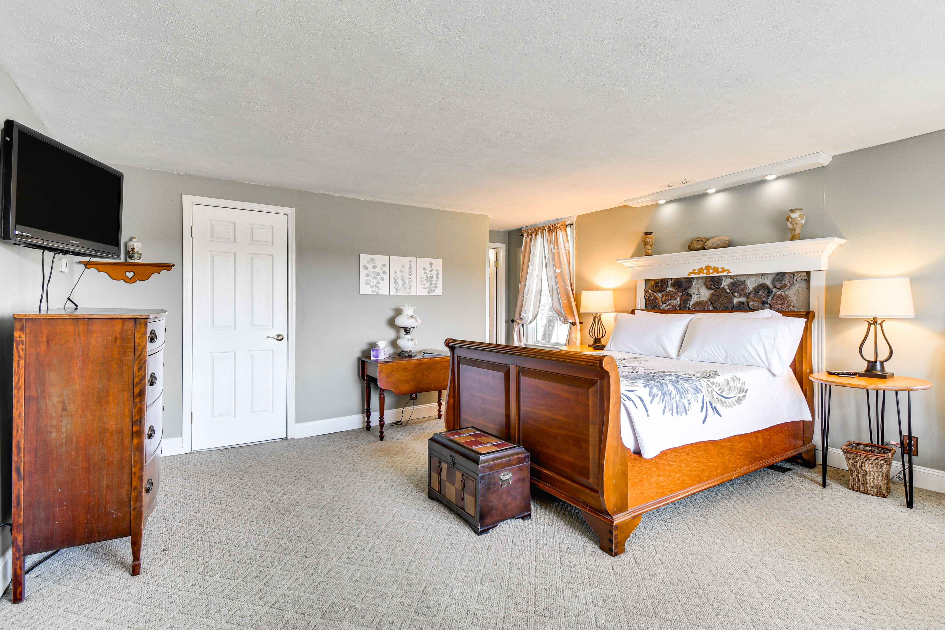 Bedroom | Queen Bed | Smart TV | Linens Provided