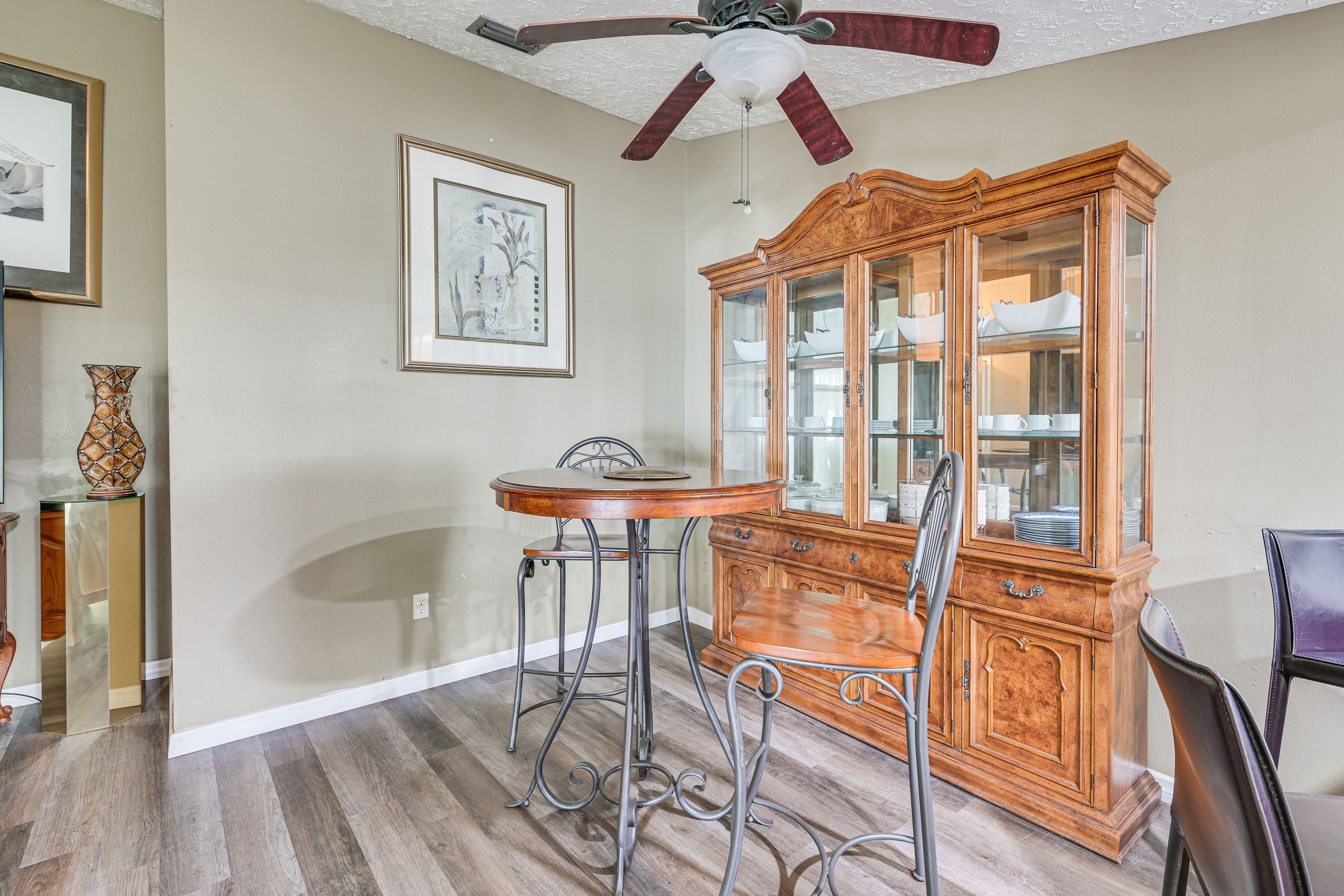Dining Area | Dishware/Flatware Provided