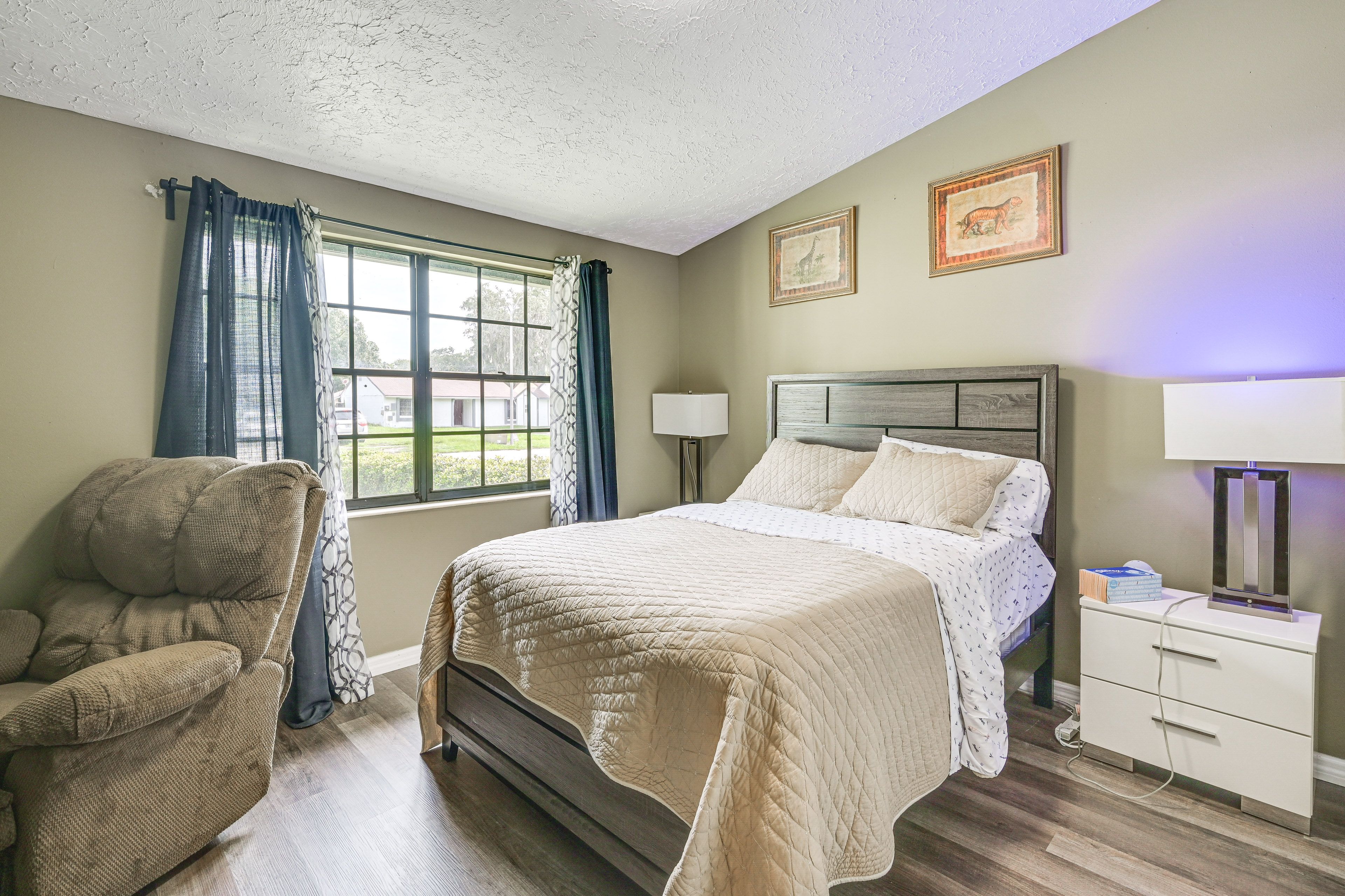 Bedroom Suite | Queen Bed | Smart TV | Workstation