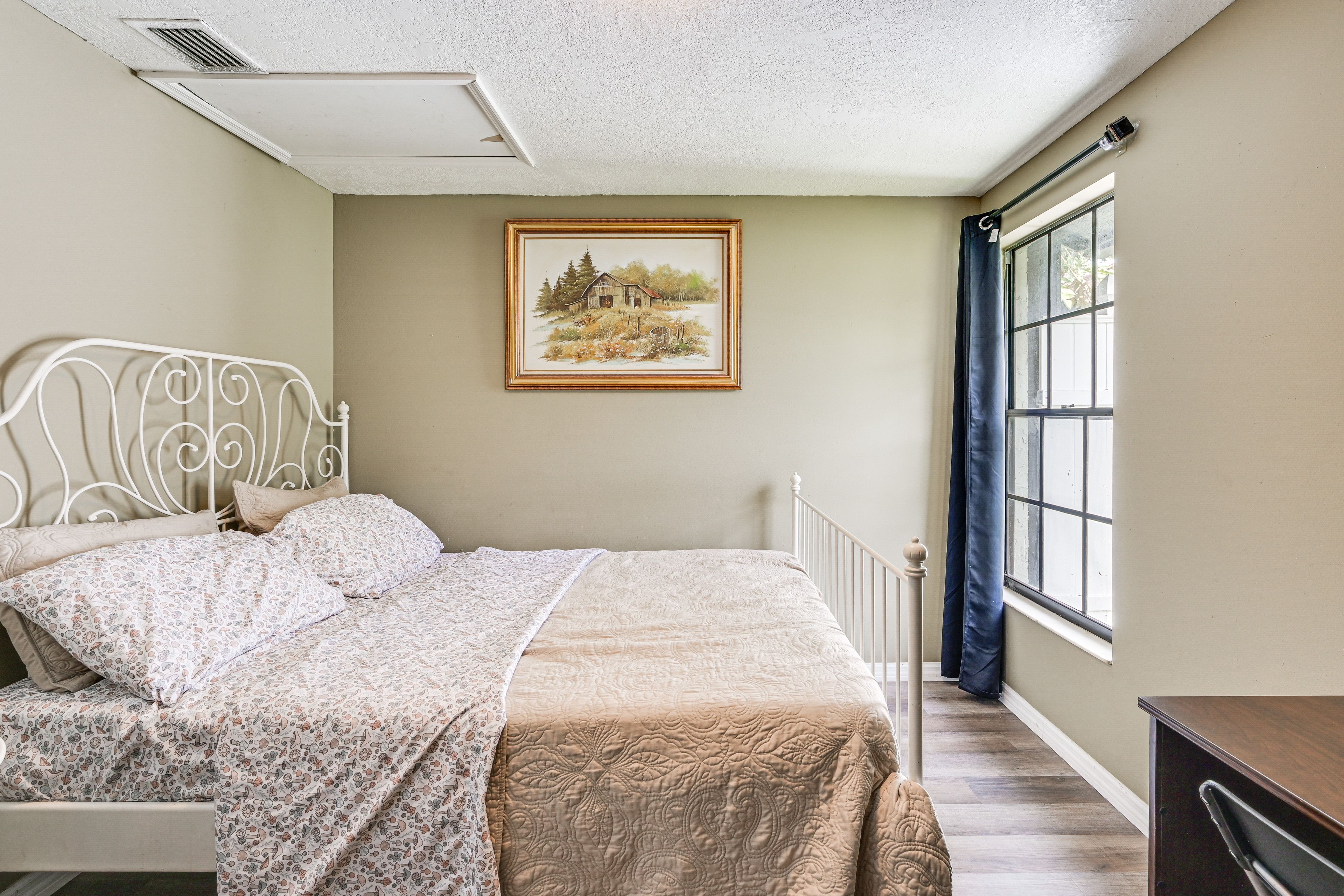 Bedroom 2 | Queen Bed | Smart TV | Workstation