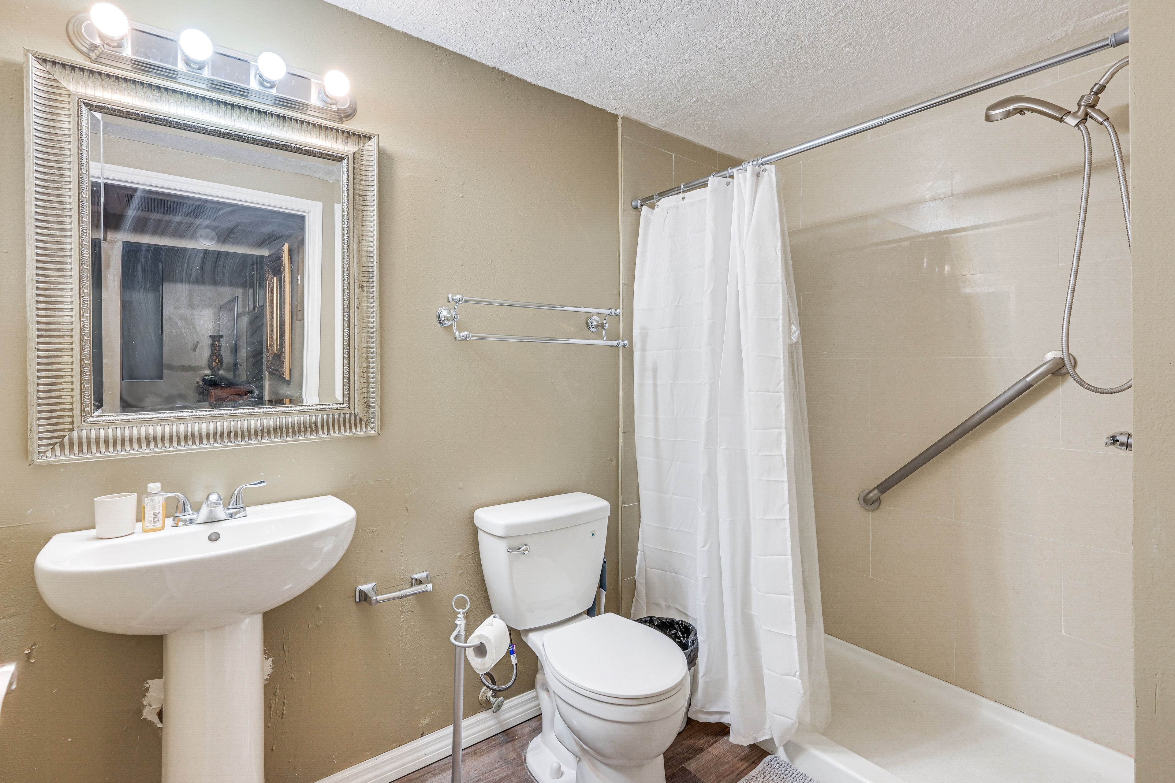 Full Bathroom | Grab Rail