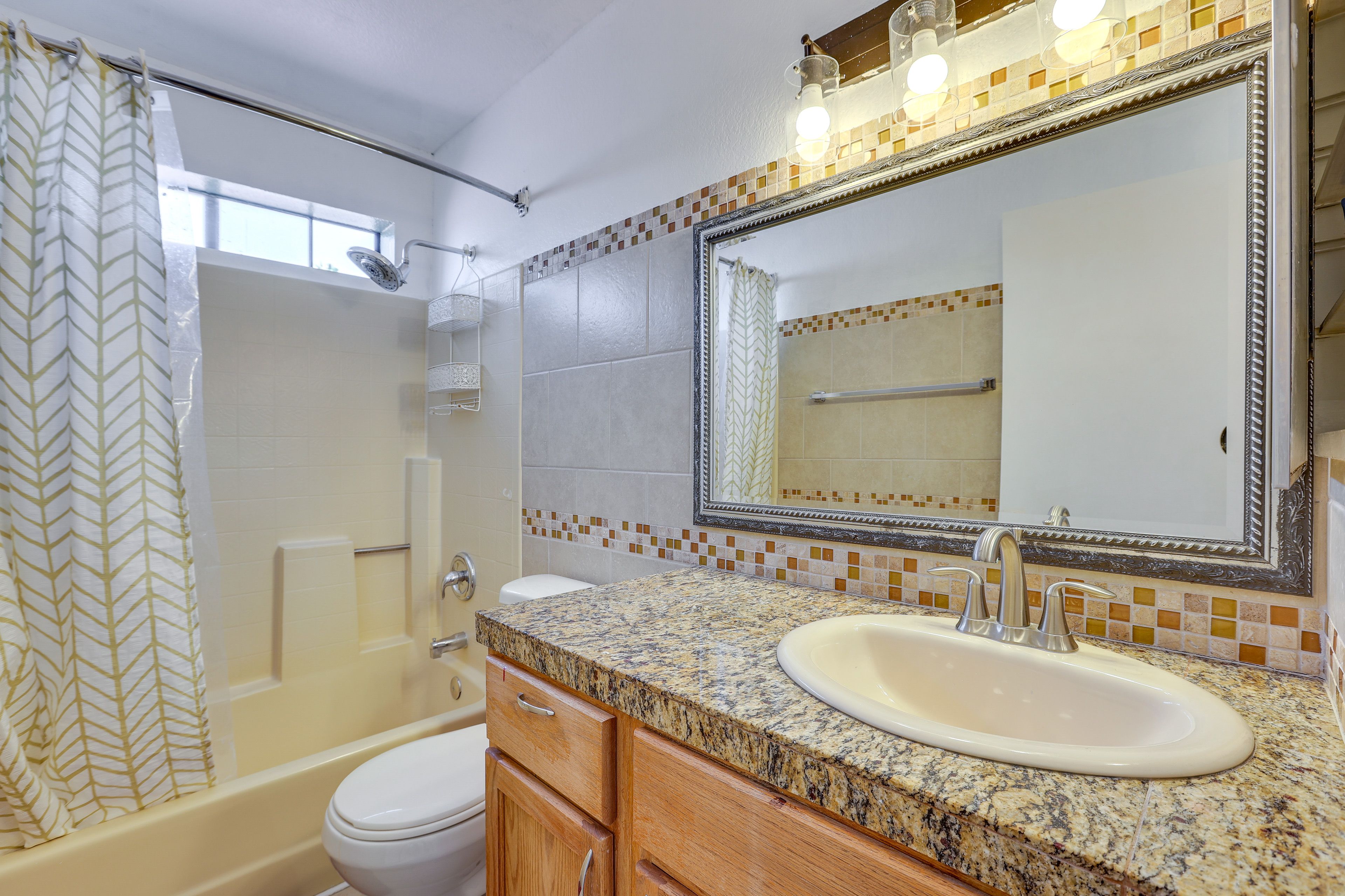 Full Bathroom | Towels Provided | 2nd Floor