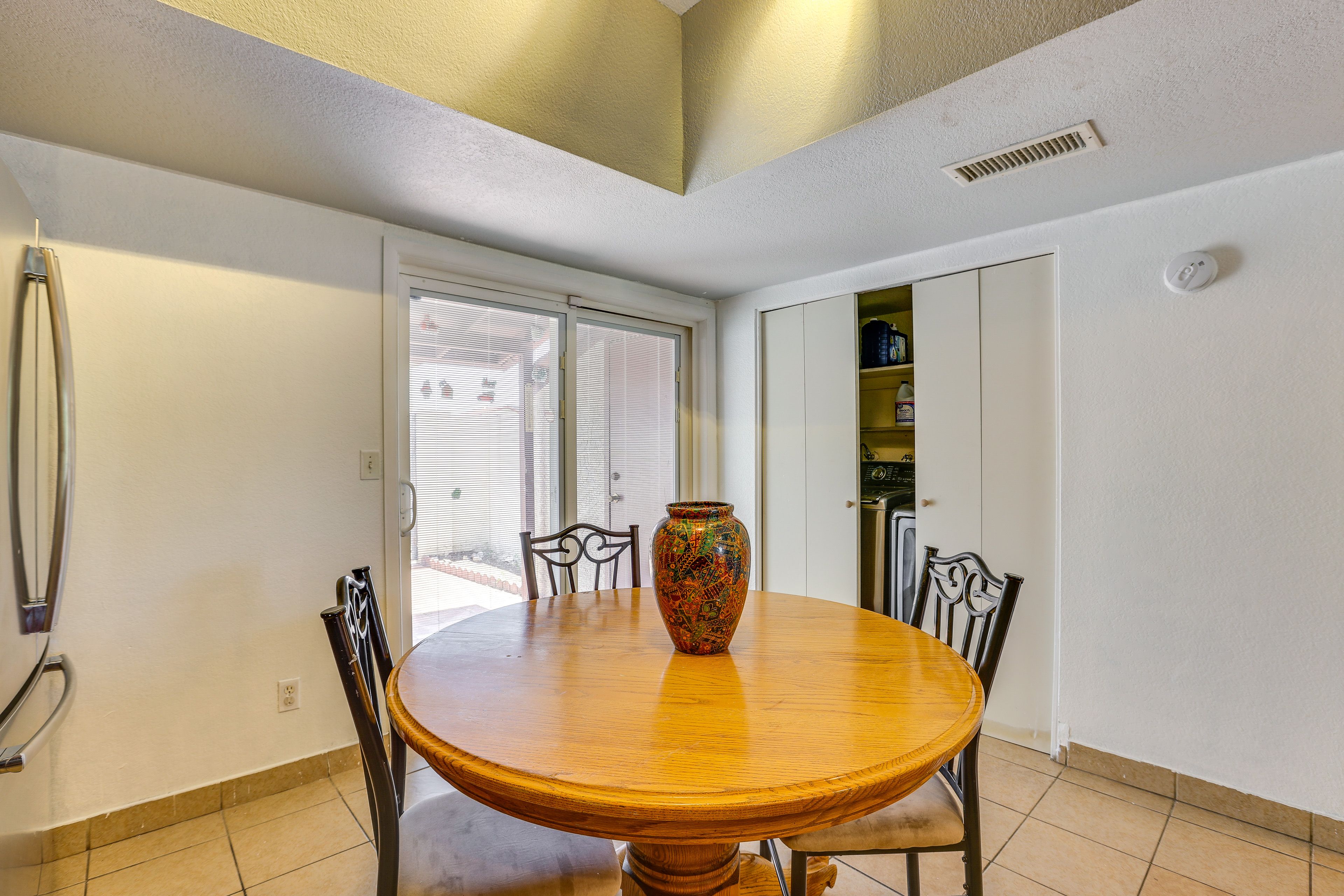 Dining Area | Dishware/Flatware Provided | 1st Floor