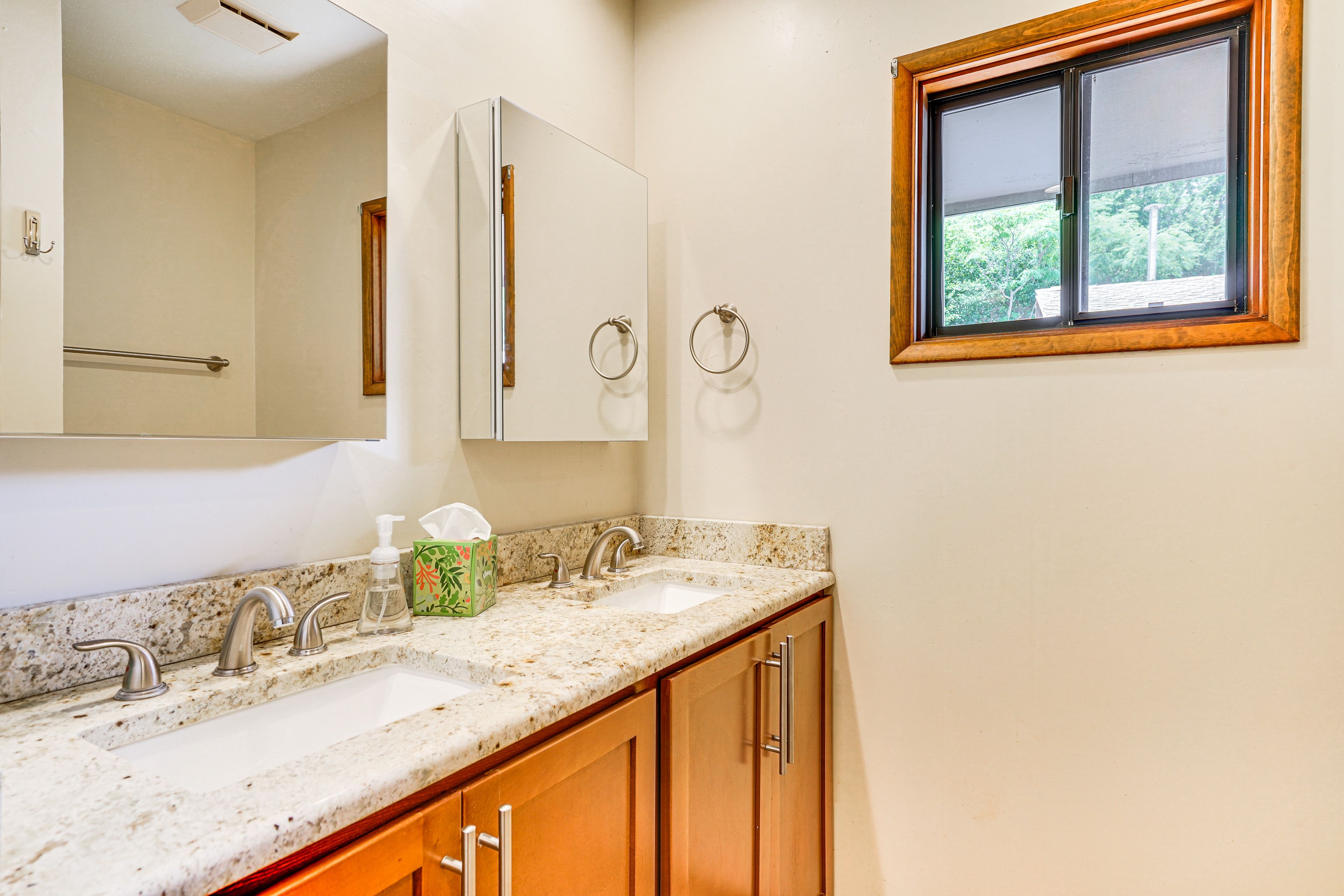 Full Bathroom | Bathtub/Shower | Towels Provided