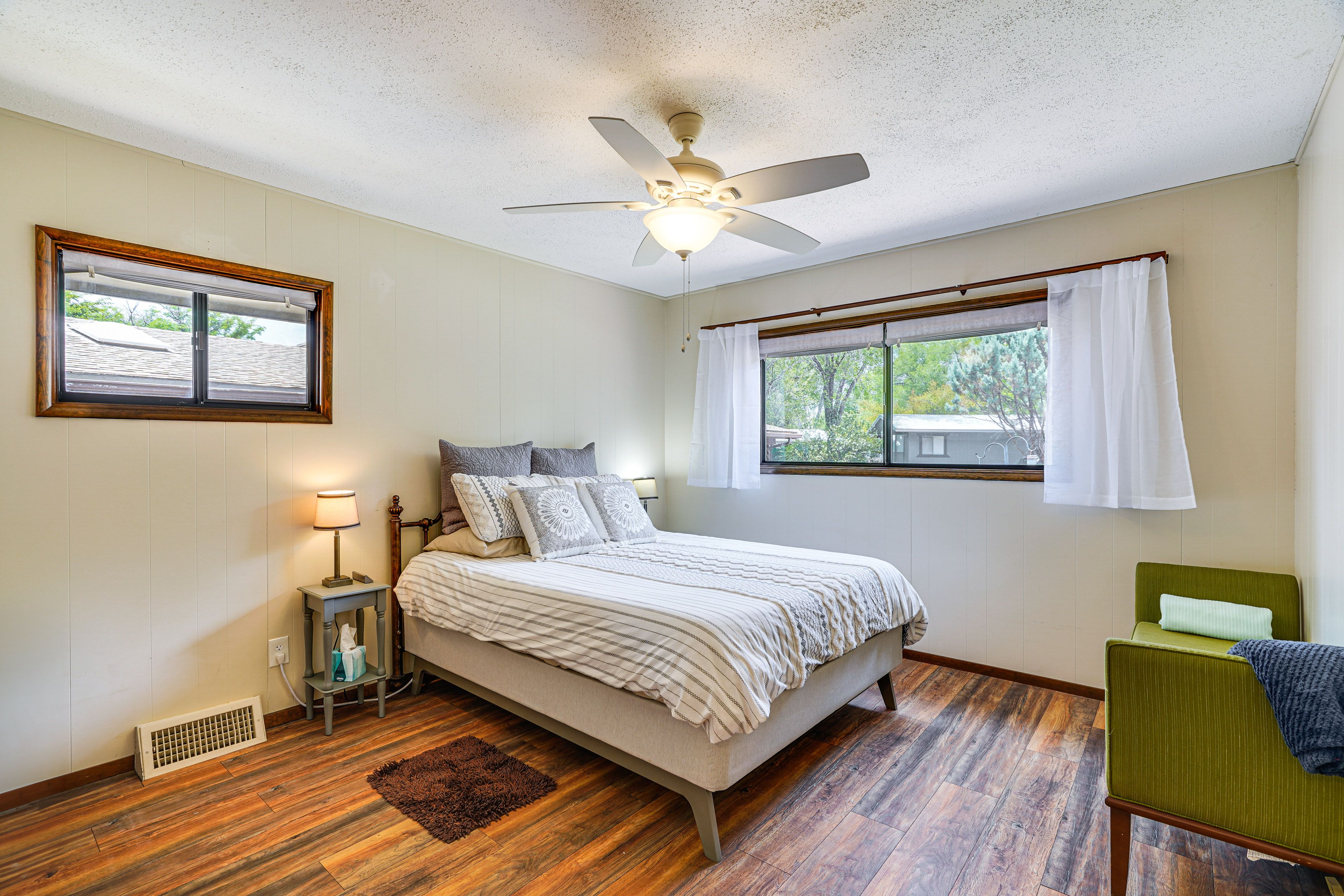 Bedroom 1 | Queen Bed