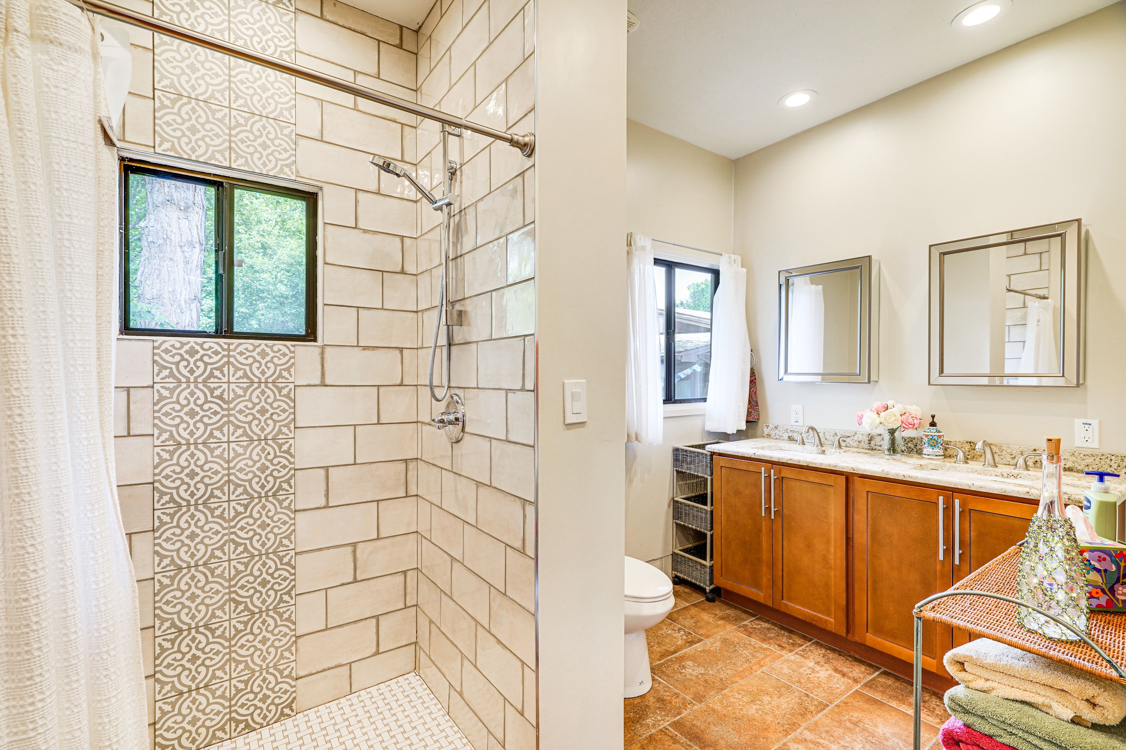 Full Bathroom | Complimentary Toiletries
