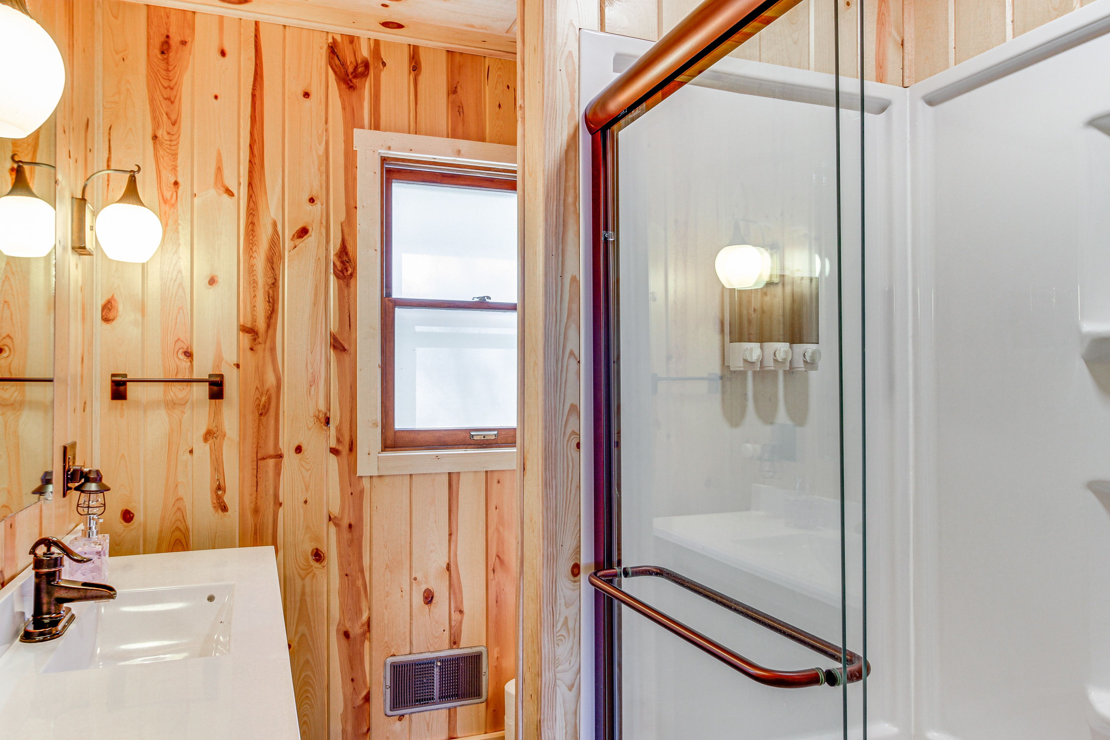 Full Bathroom | Towels Provided | Complimentary Toiletries | 2nd Floor