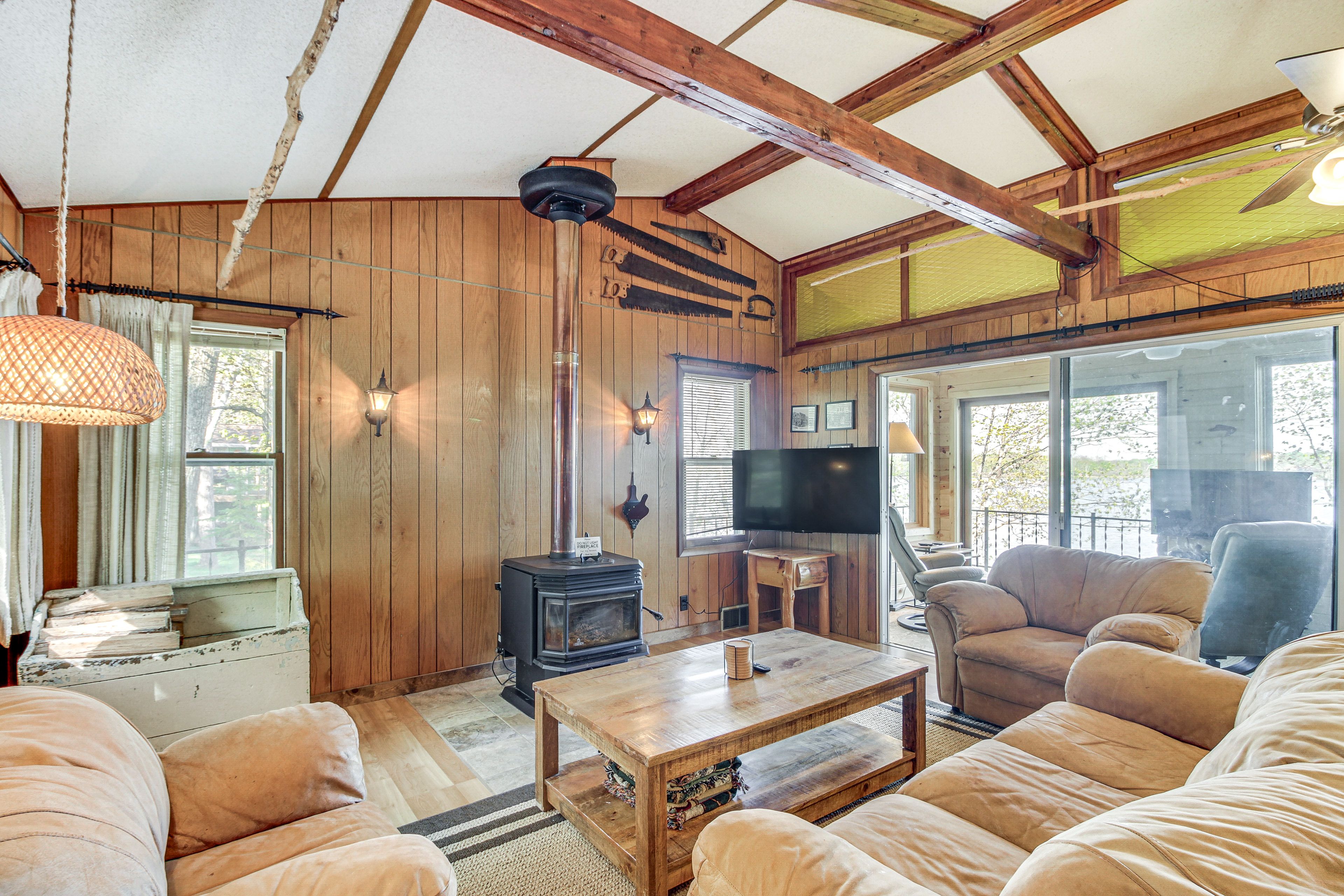 Living Room | Smart TV | Fireplace (Decorative Only)