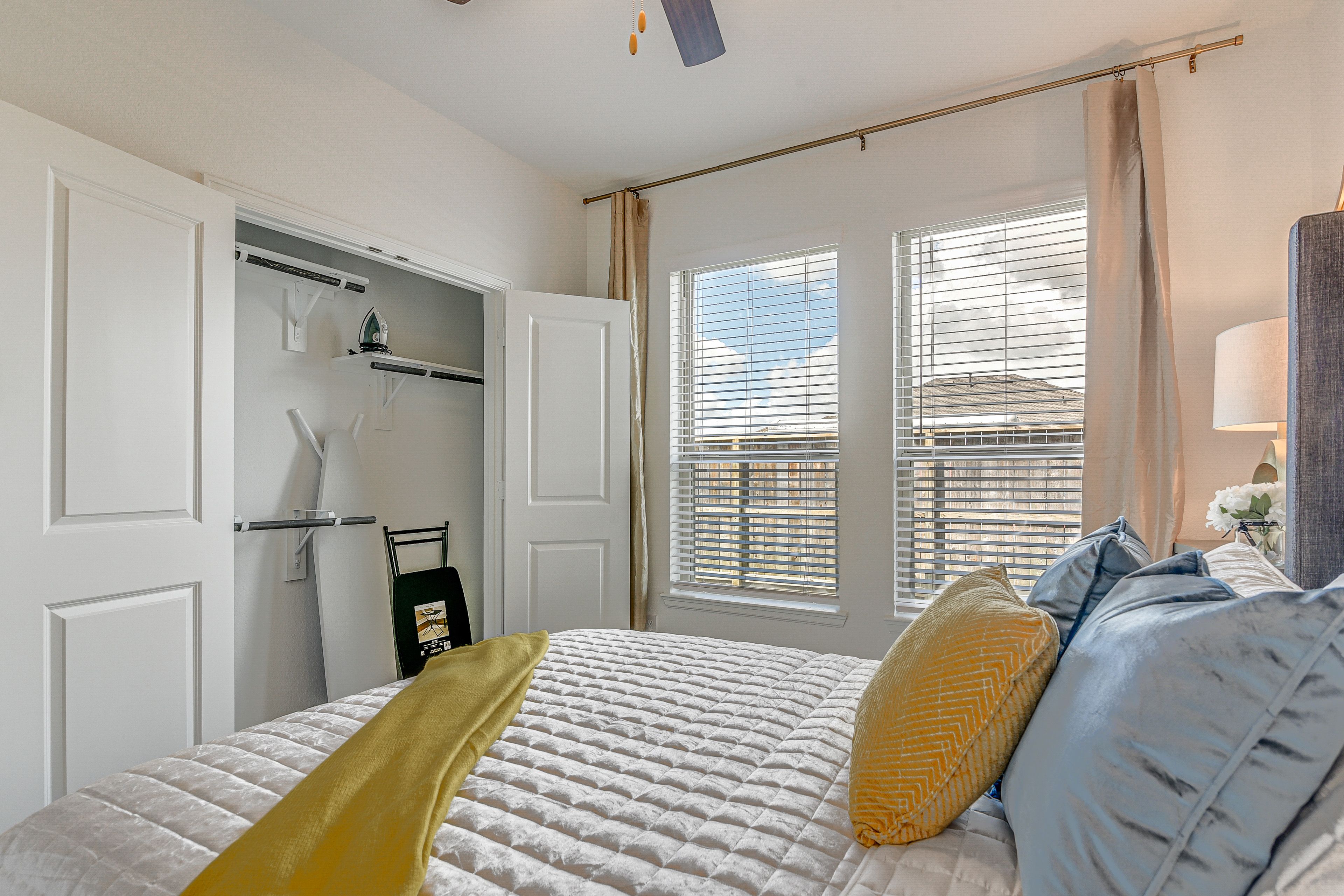 Bedroom | Queen Bed