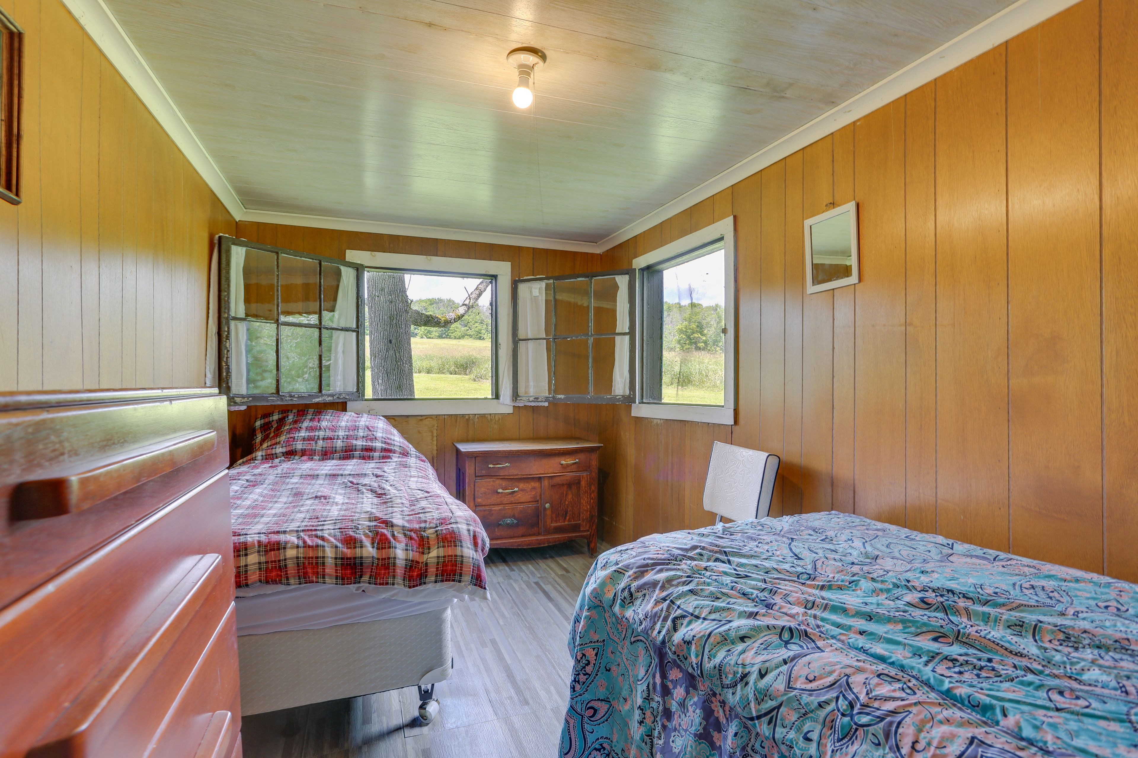 Bedroom 2 | 2 Twin Beds | Hangers