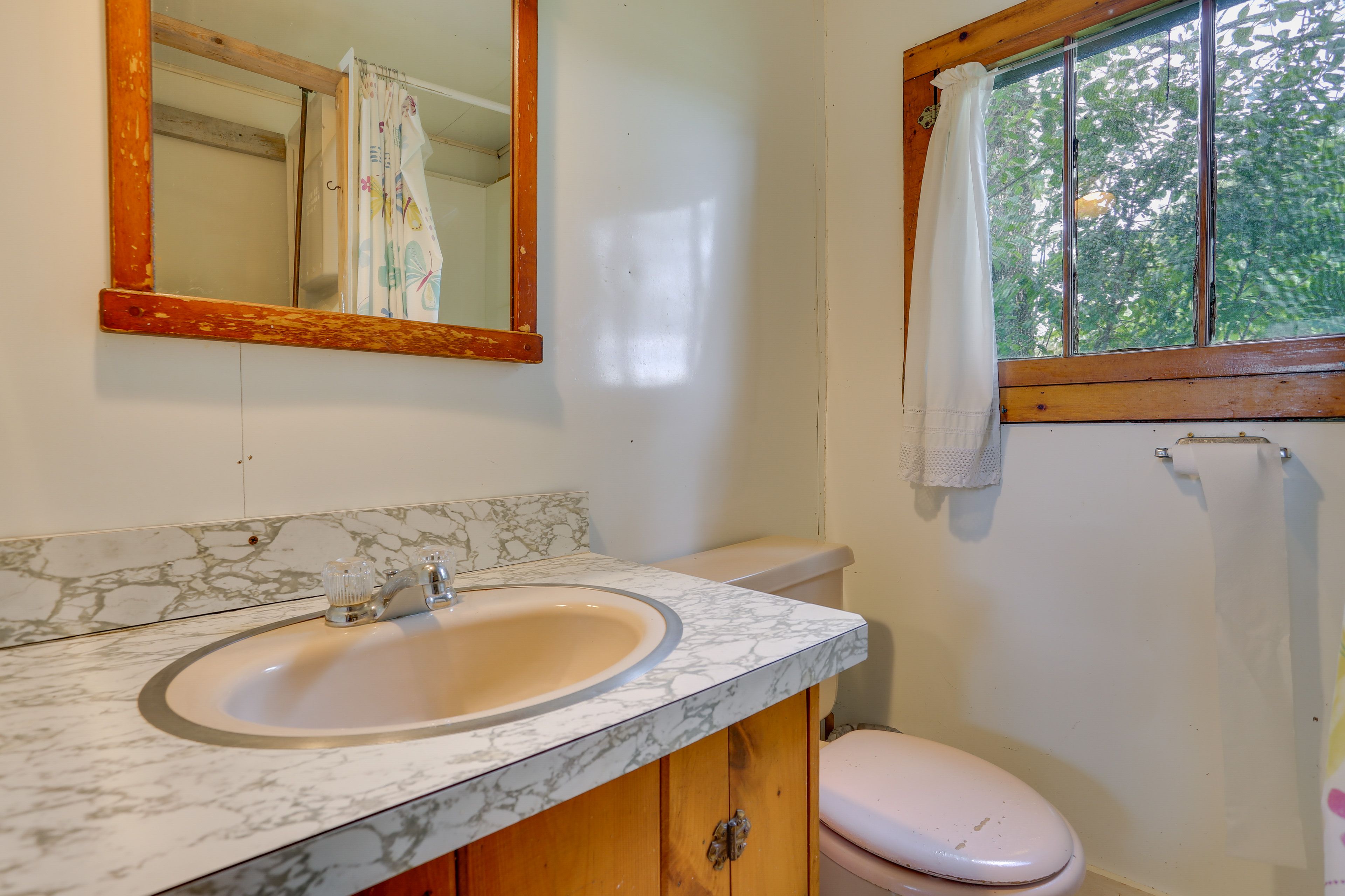 Full Bathroom | Towels Not Provided | Complimentary Toiletries
