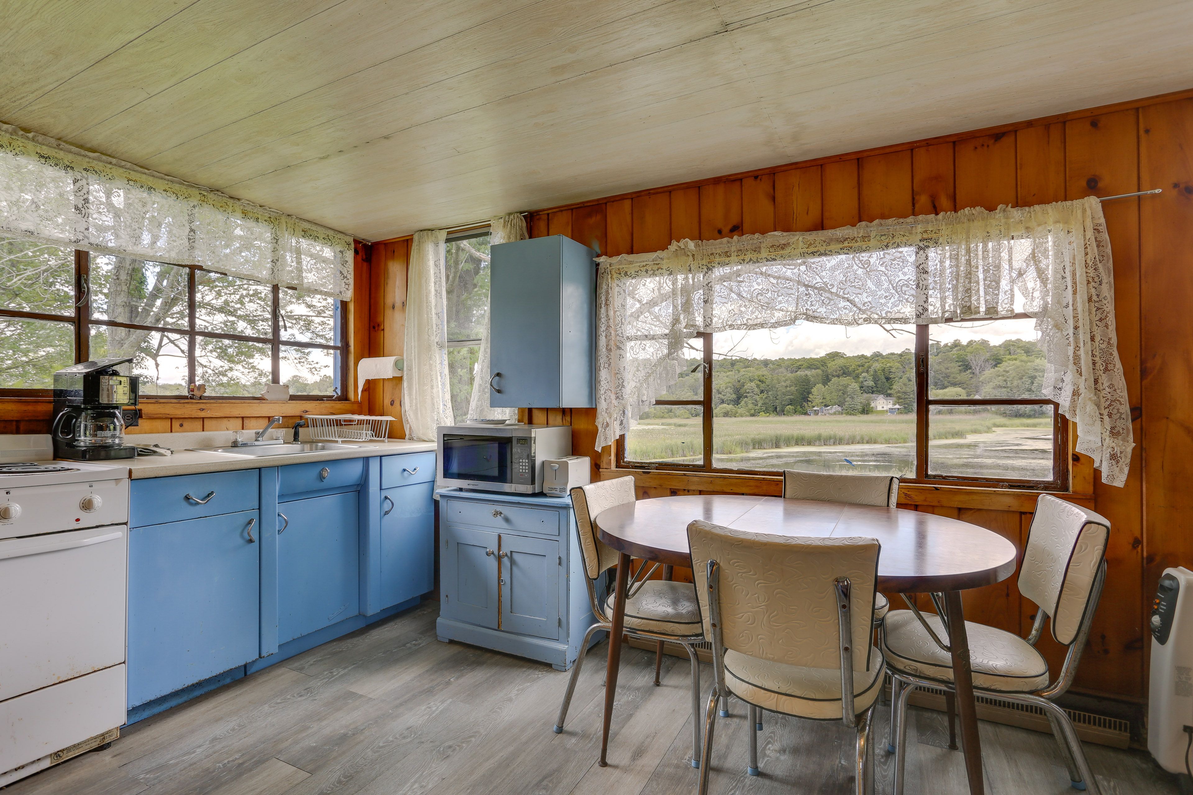 Dining Area | Dishware/Flatware | Trash Bags/Paper Towels