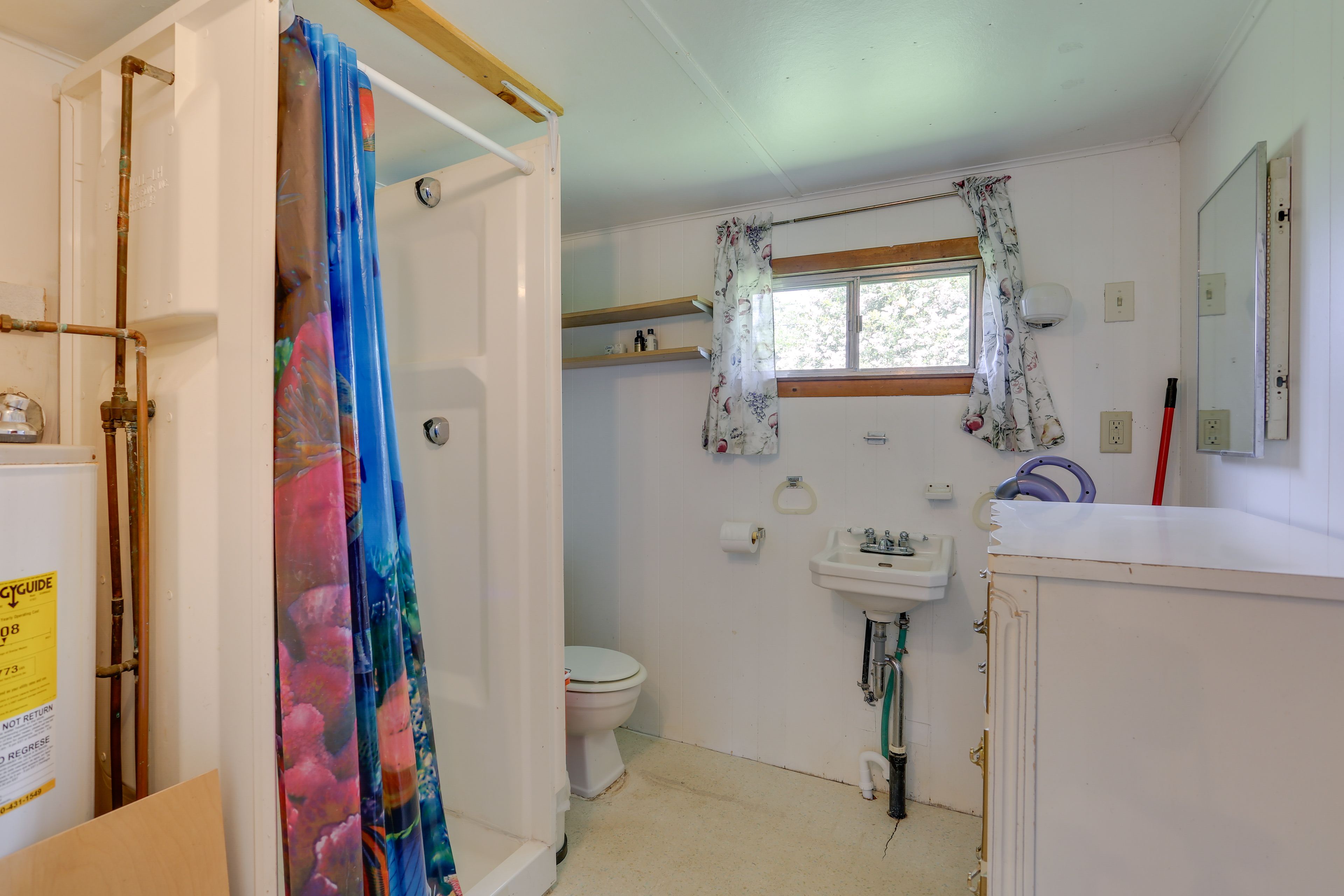 Full Bathroom | Towels Not Provided | Complimentary Toiletries