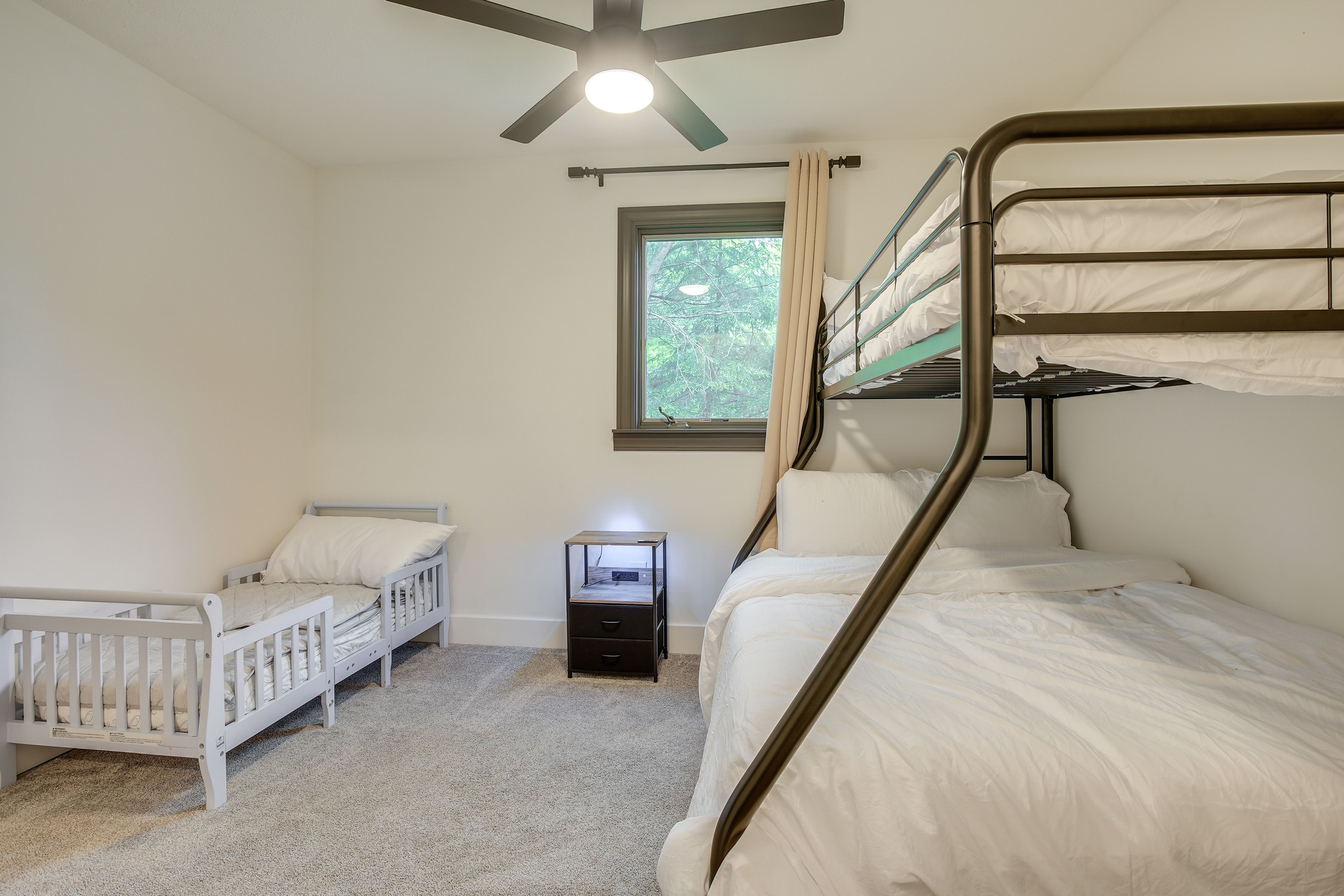 Bedroom 2 | Upper Level | Twin/Full Bunk Bed | Toddler Bed