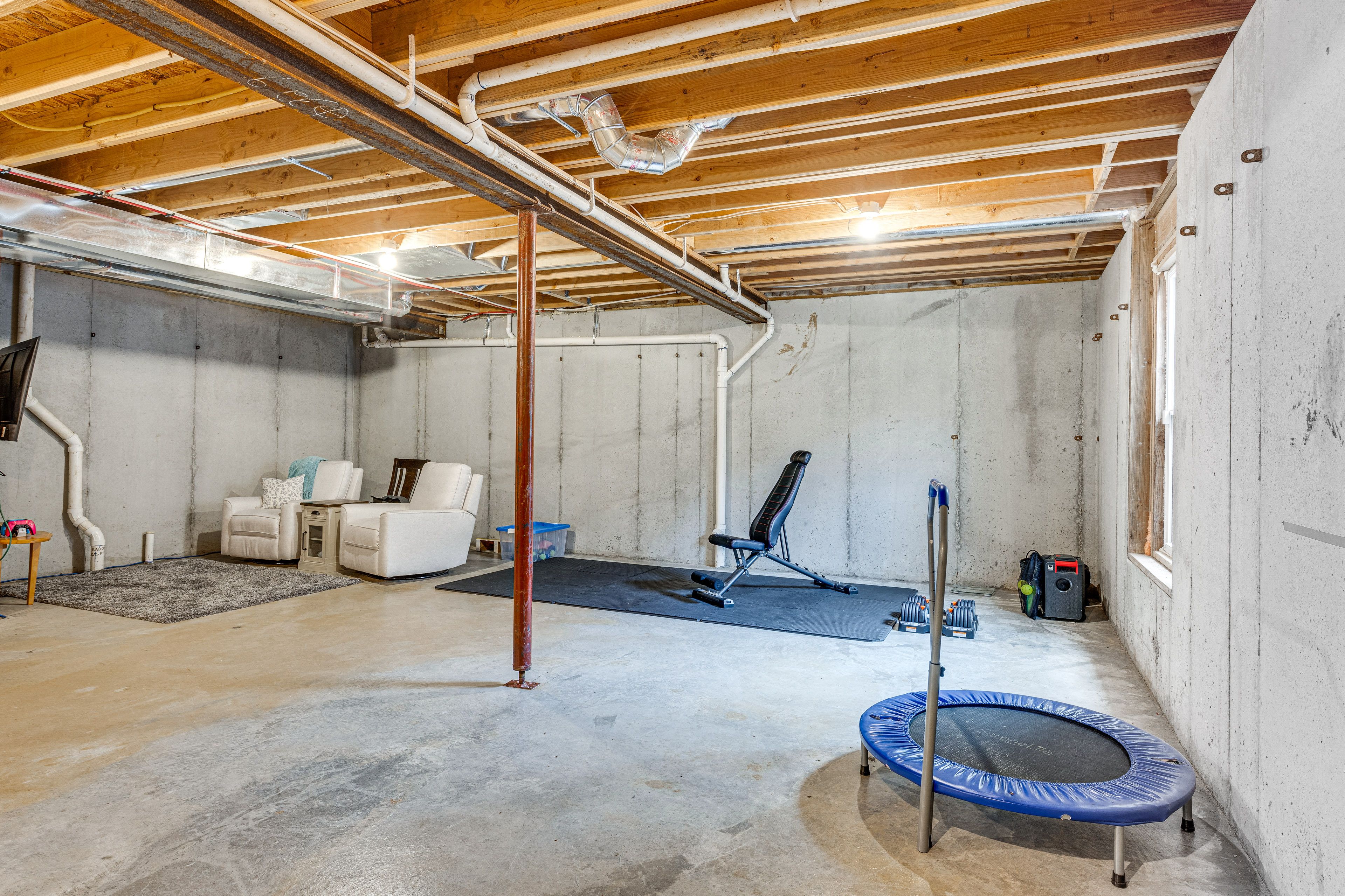 Basement Living Area | Smart TV | Pool Table