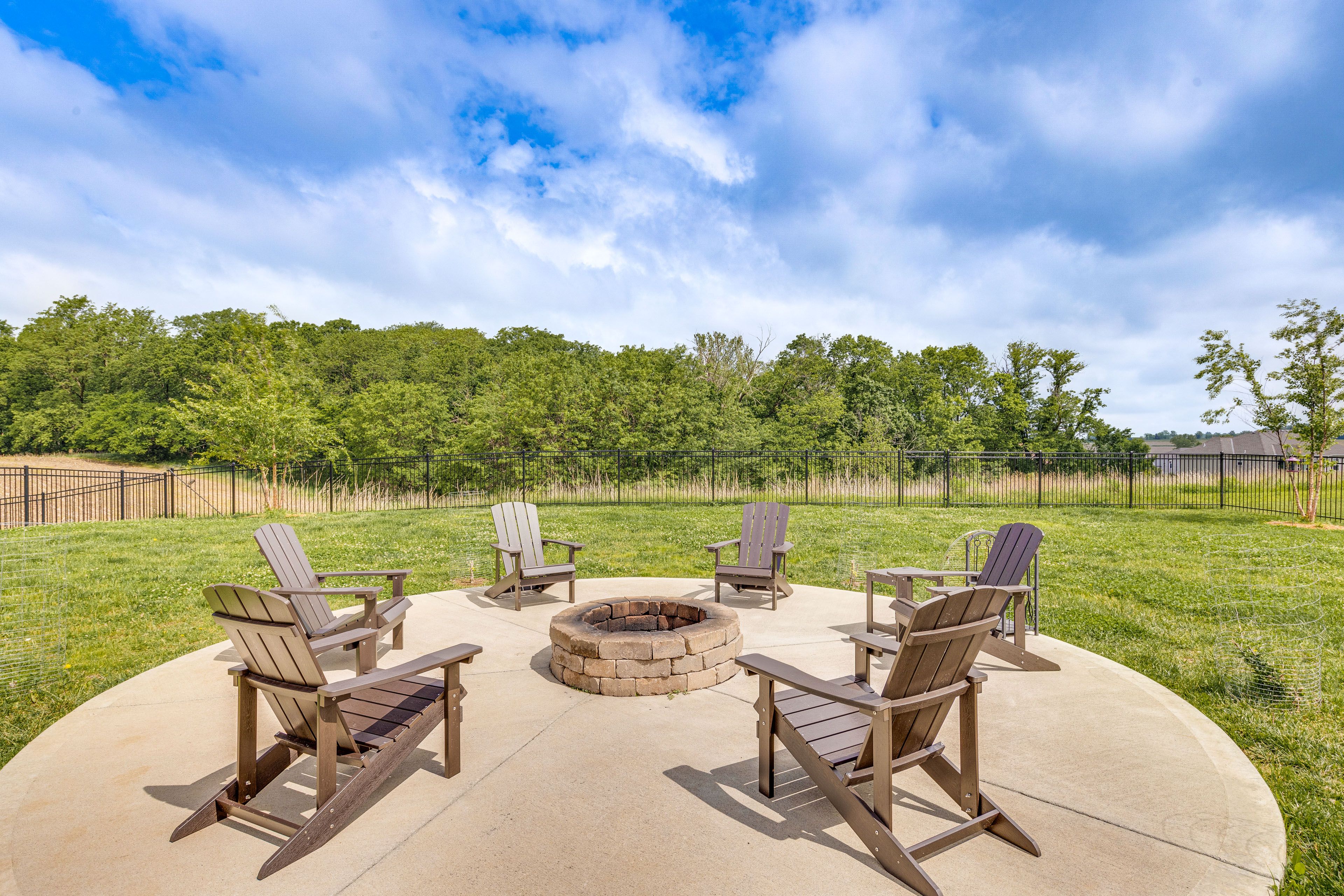 Fire Pit | Outdoor Seating | Free WiFi