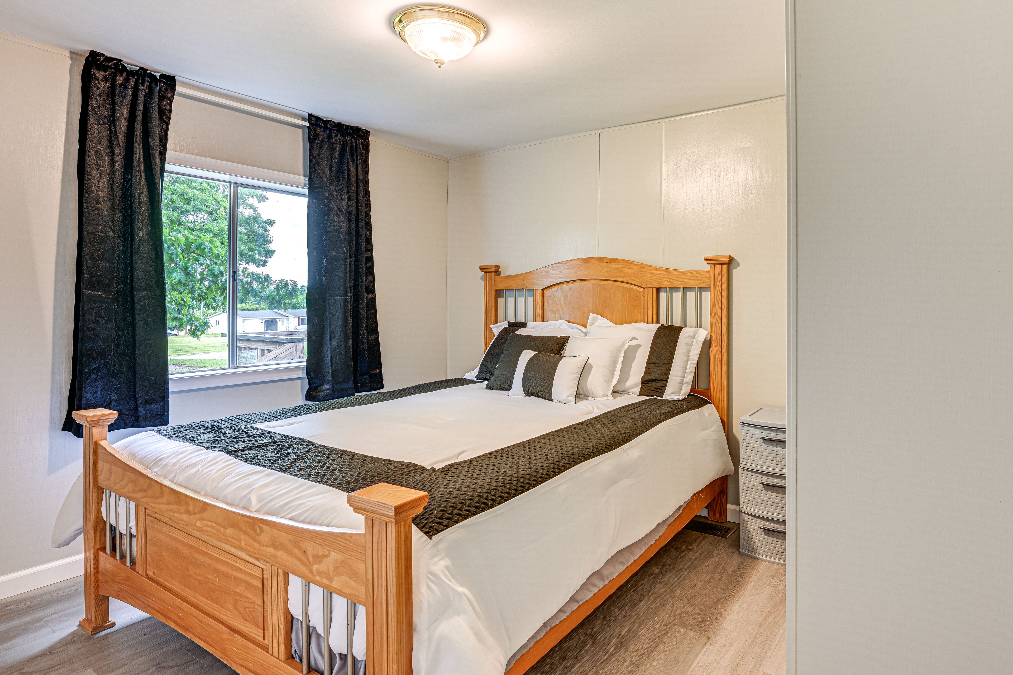 Bedroom 2 | Queen Bed