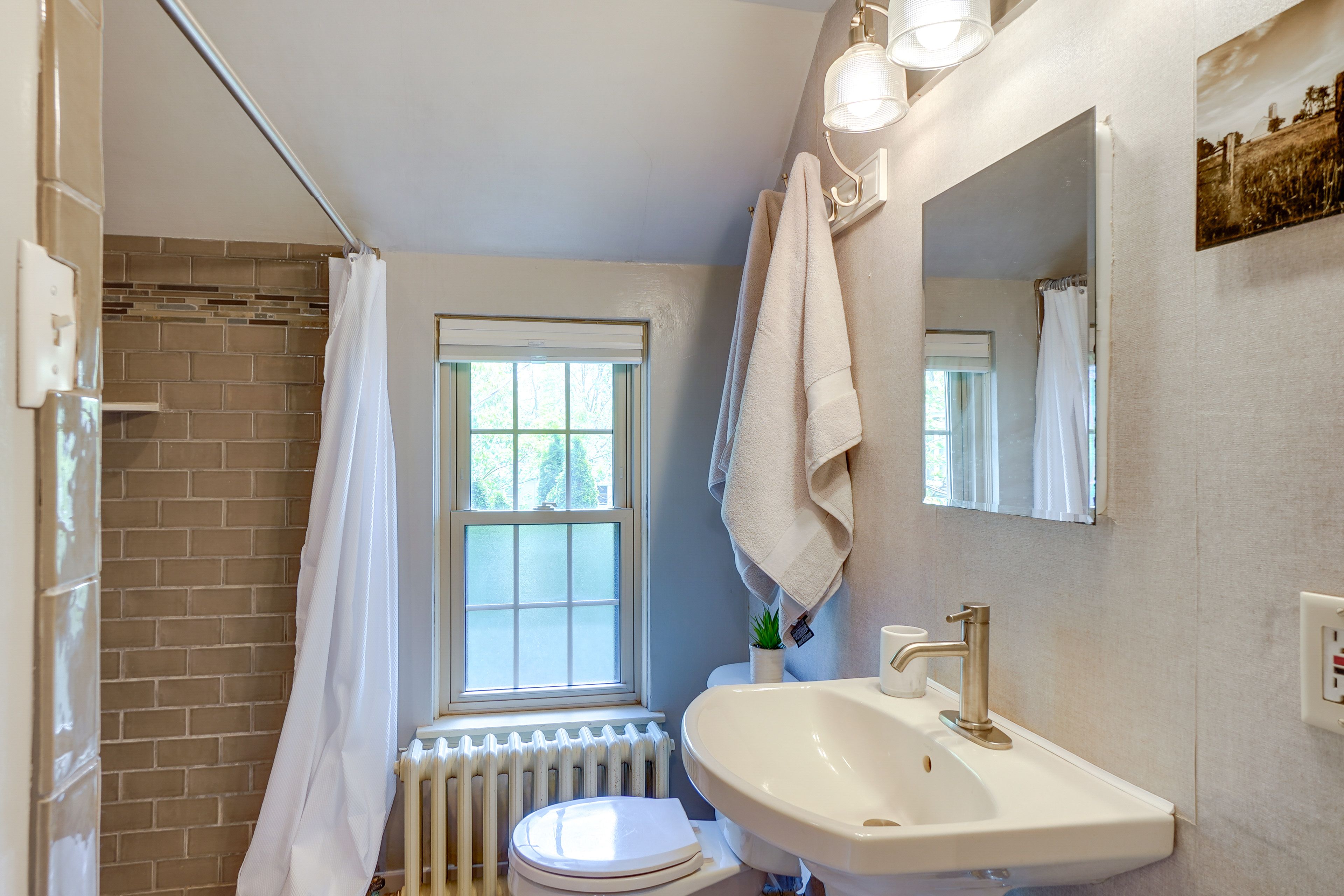 Full Bathroom | Towels Provided | 2nd Floor