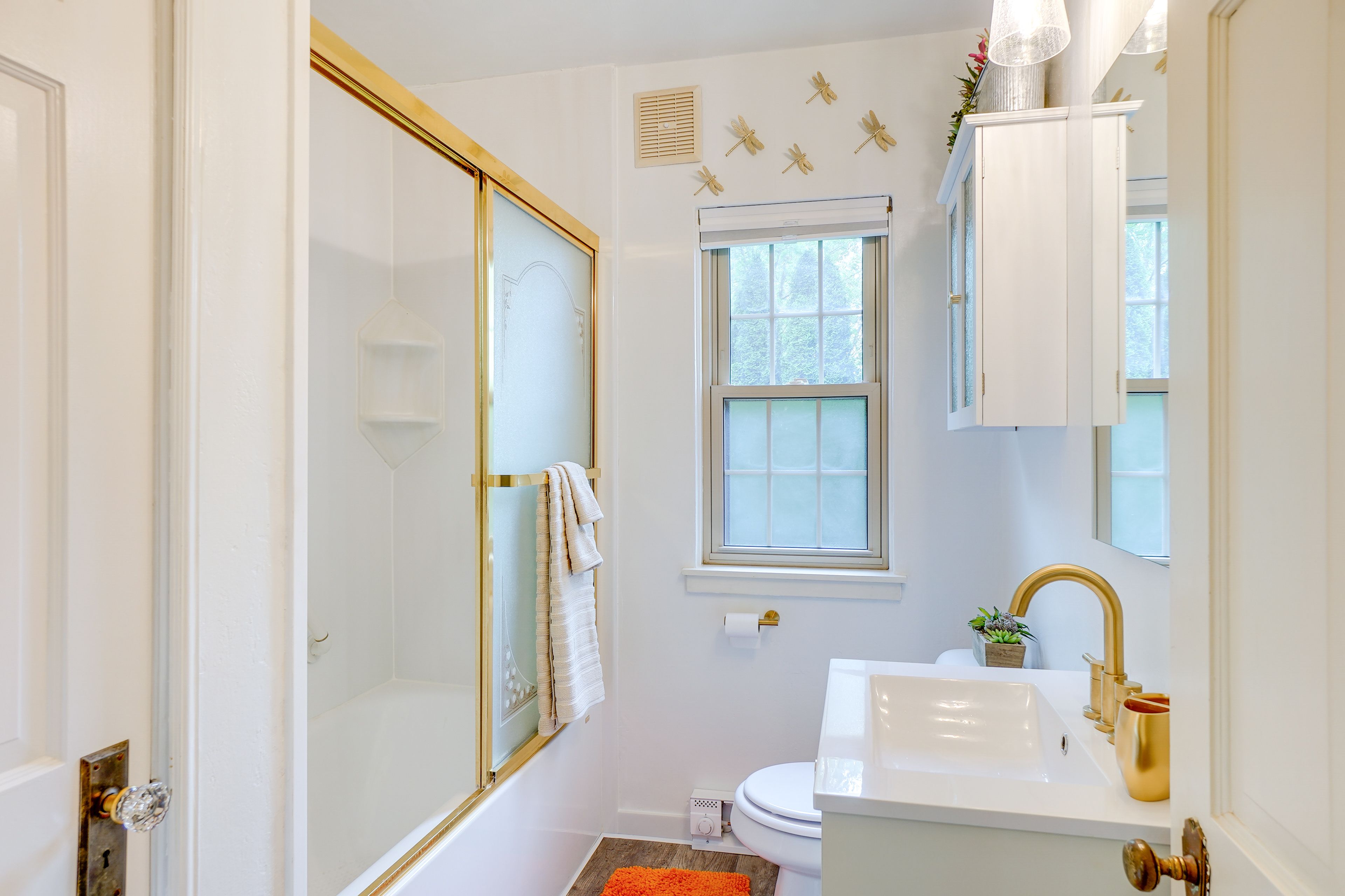 Full Bathroom | Complimentary Toiletries | 1st Floor