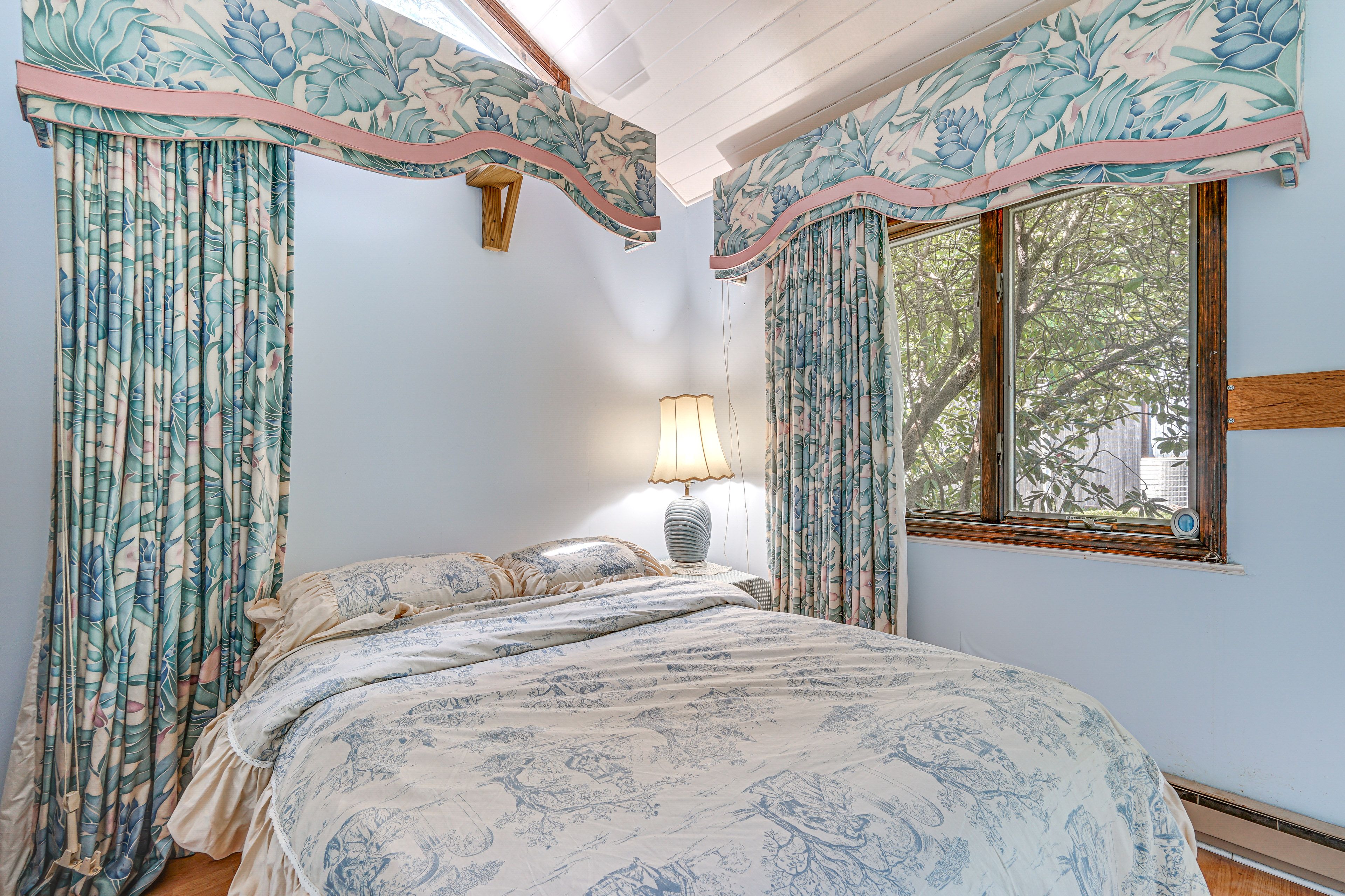 Bedroom 3 | 1st Floor | Queen Bed