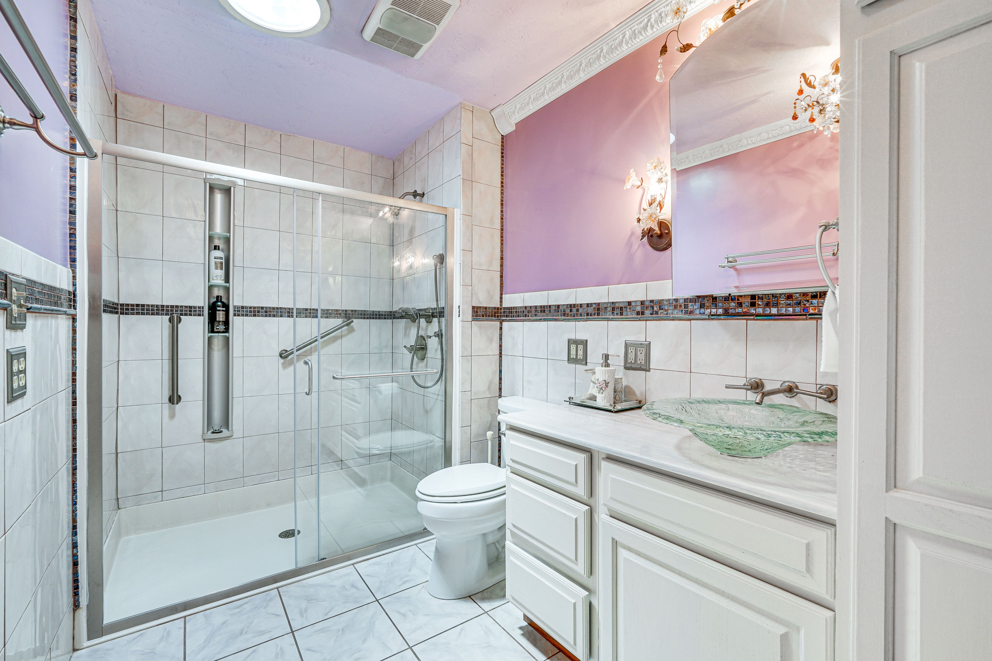 En-Suite Bathroom | 2nd Floor