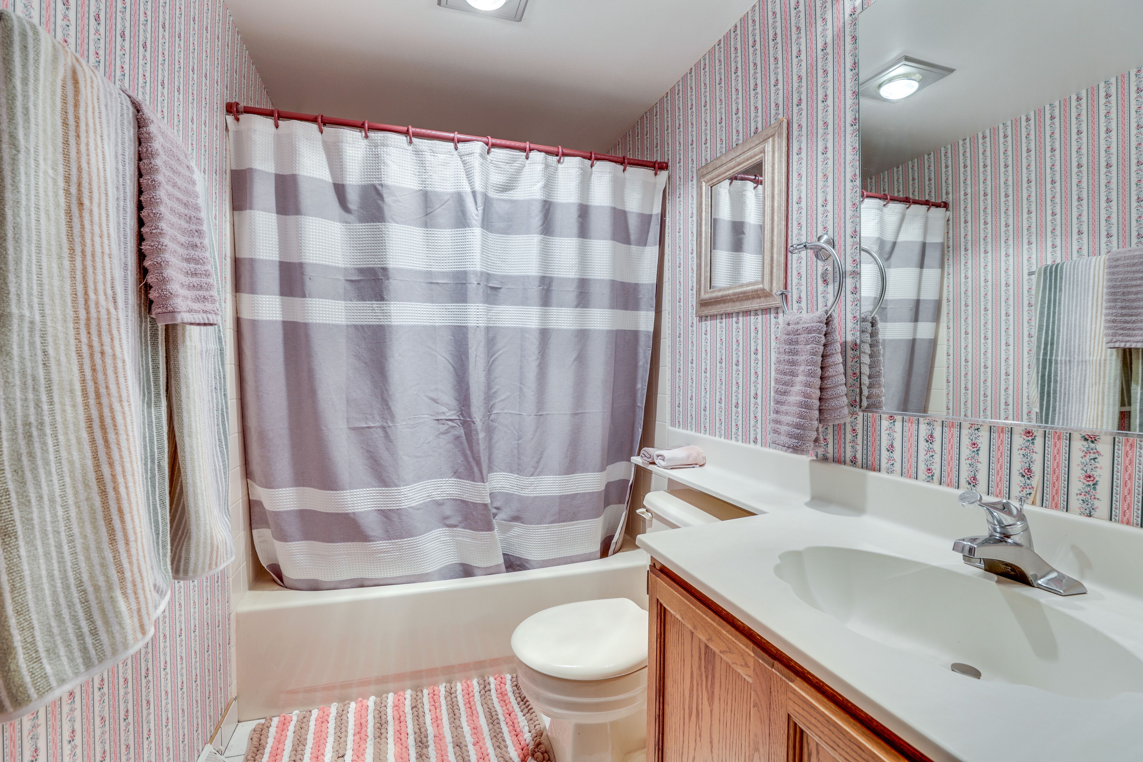 Full Bathroom | Shower/Tub Combo
