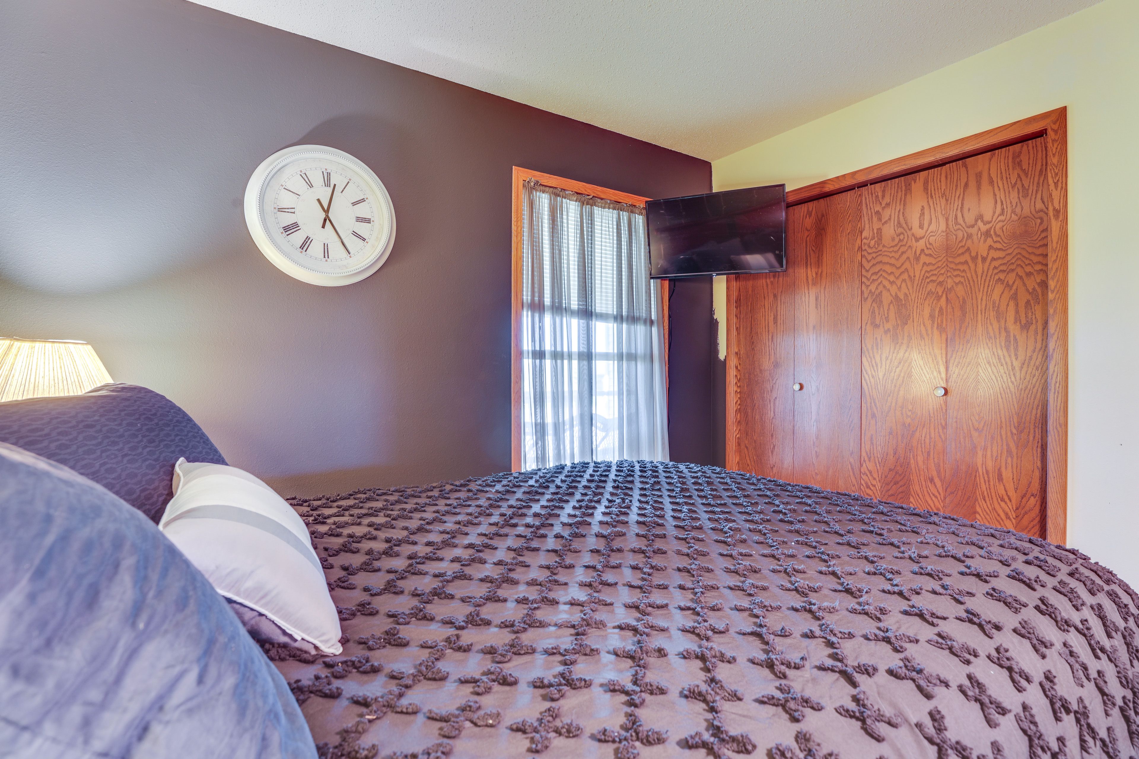Bedroom 2 | Queen Bed | Smart TV