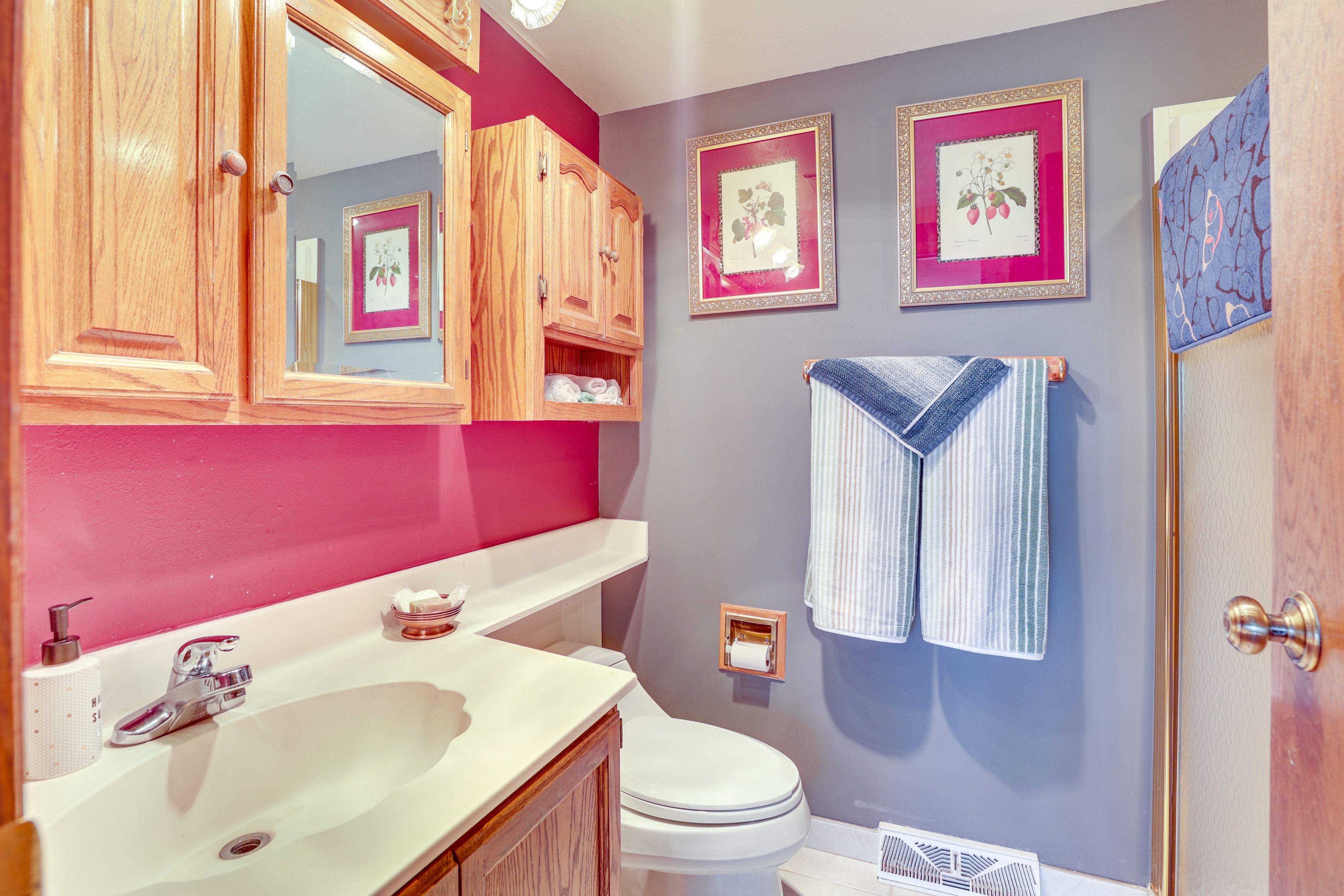 Full Bathroom | Towels Provided
