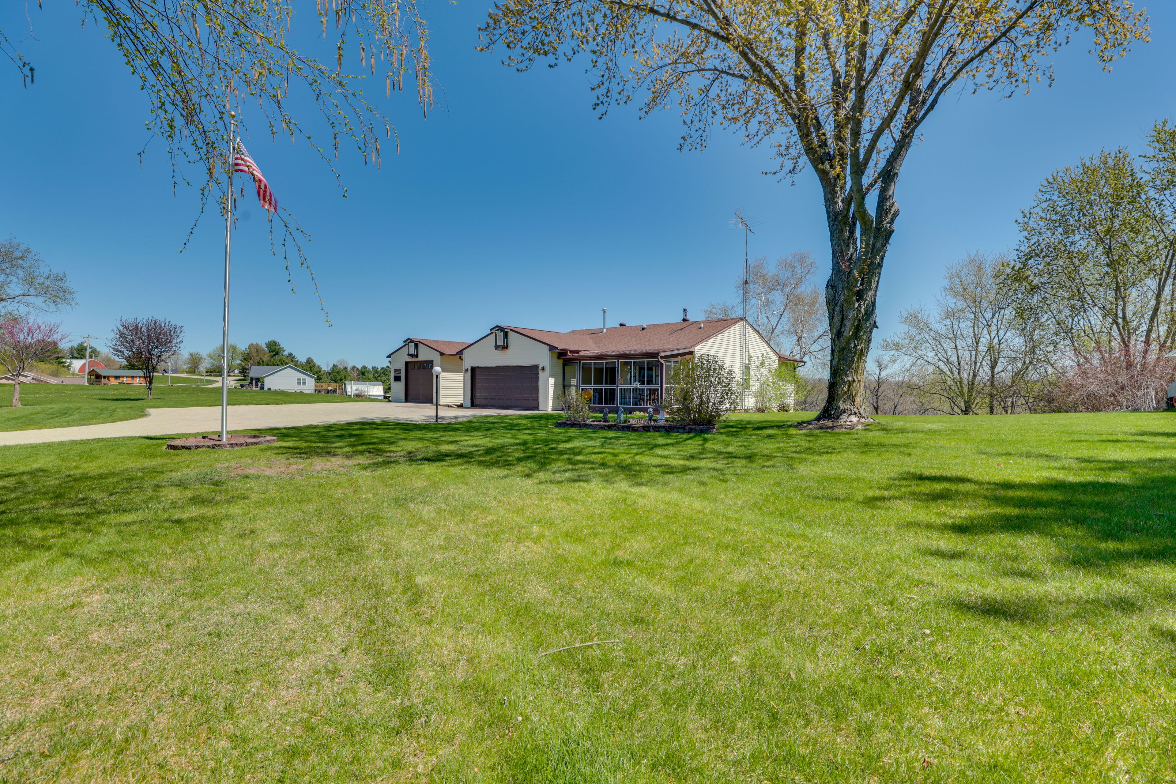 Parking | Garage (1 Vehicle) | Driveway (4 Vehicles) | RVs/Trailers Allowed