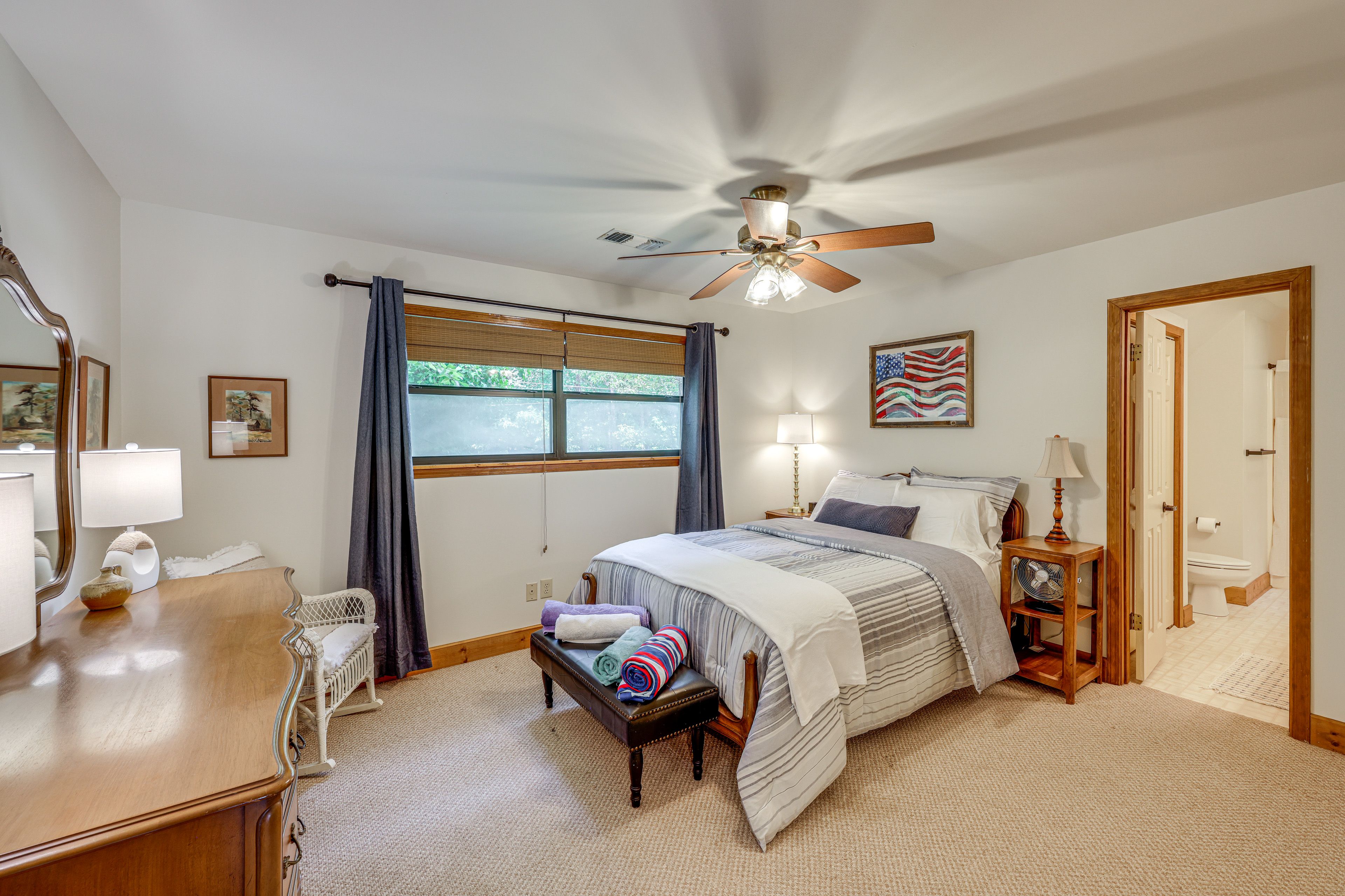 Bedroom 2 | 2nd Floor | Queen Bed