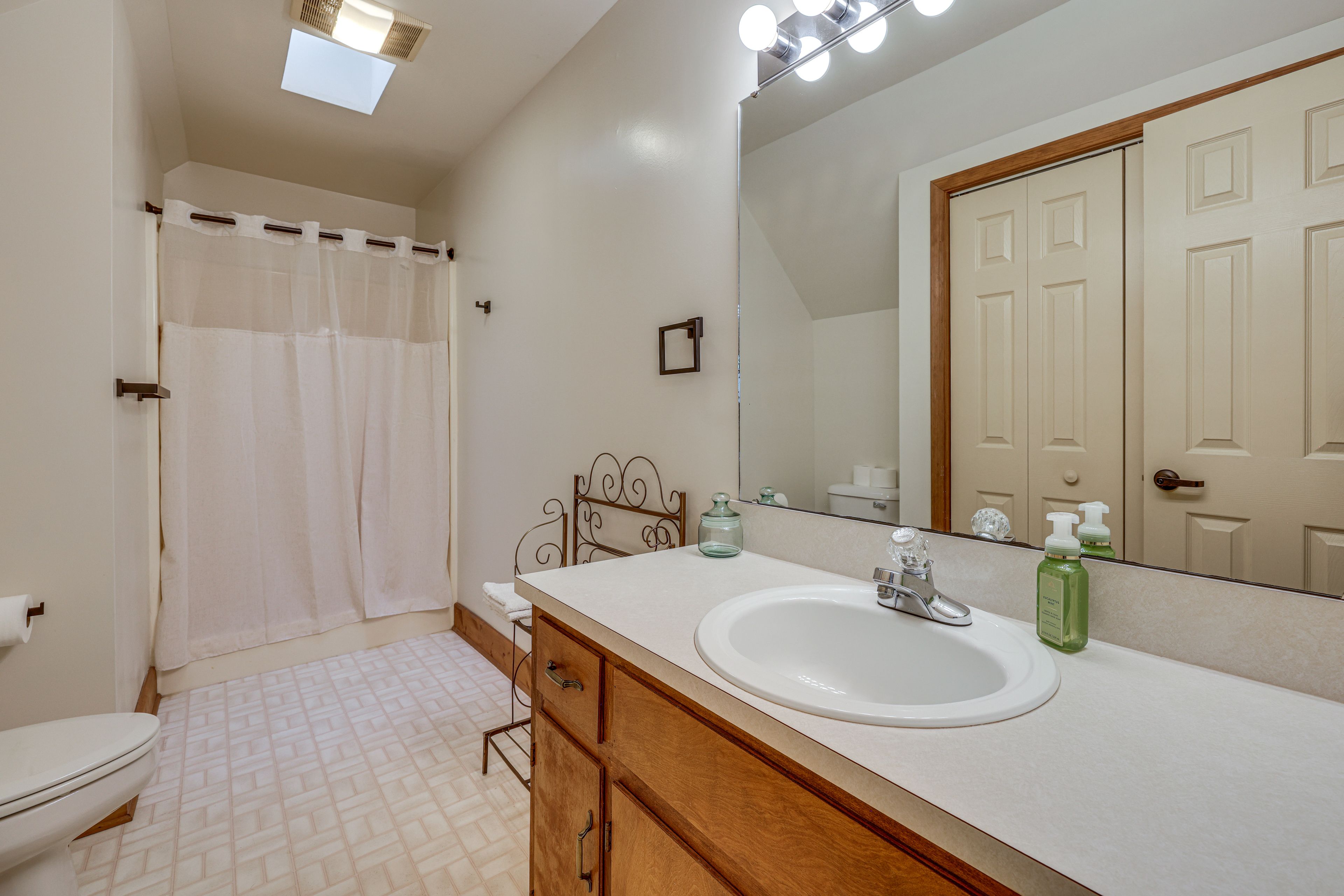 Full Bathroom | 2nd Floor