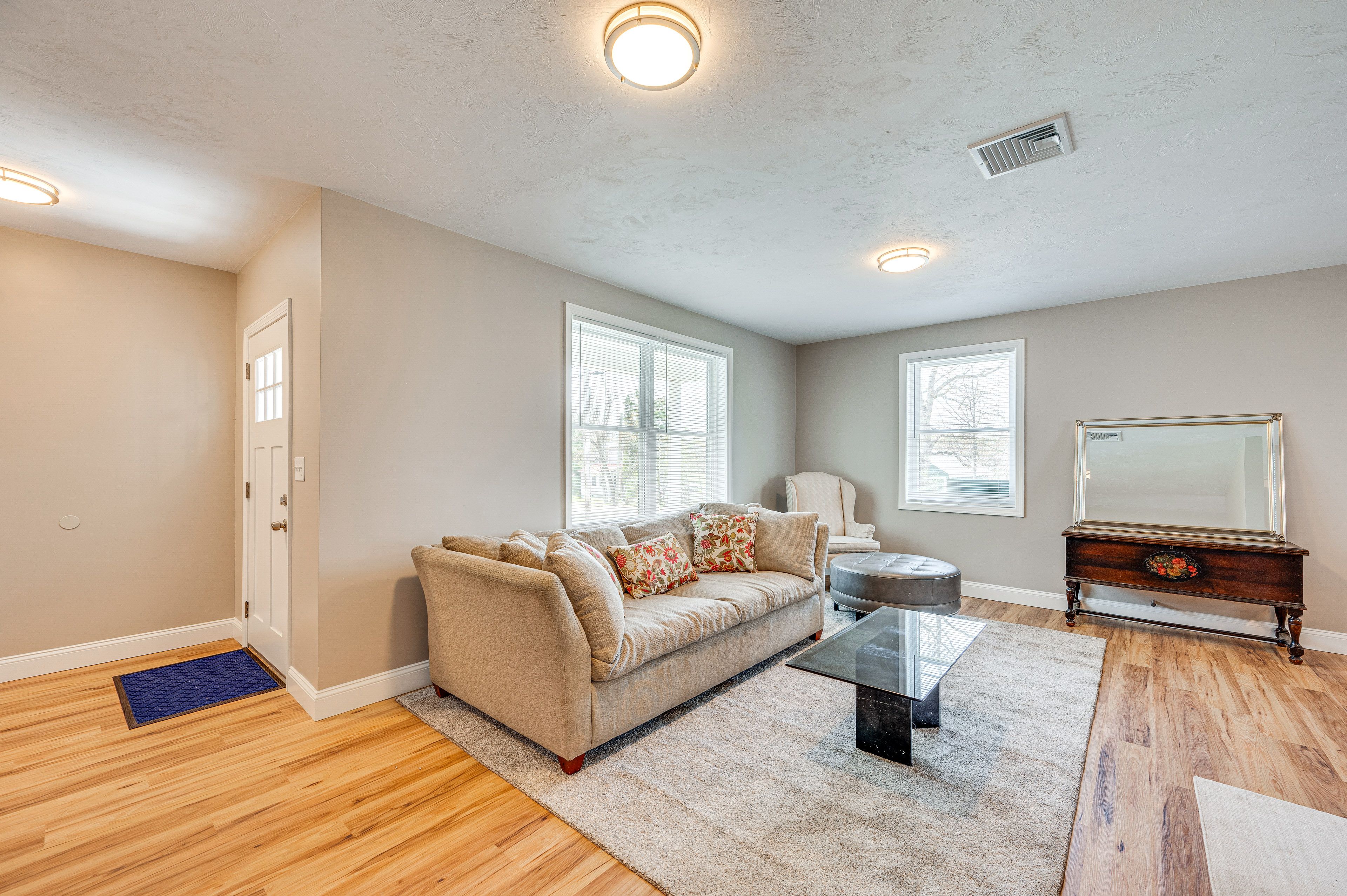 Living Room | 1st Floor | Flat-Screen TV | Central Heating & A/C | Free WiFi
