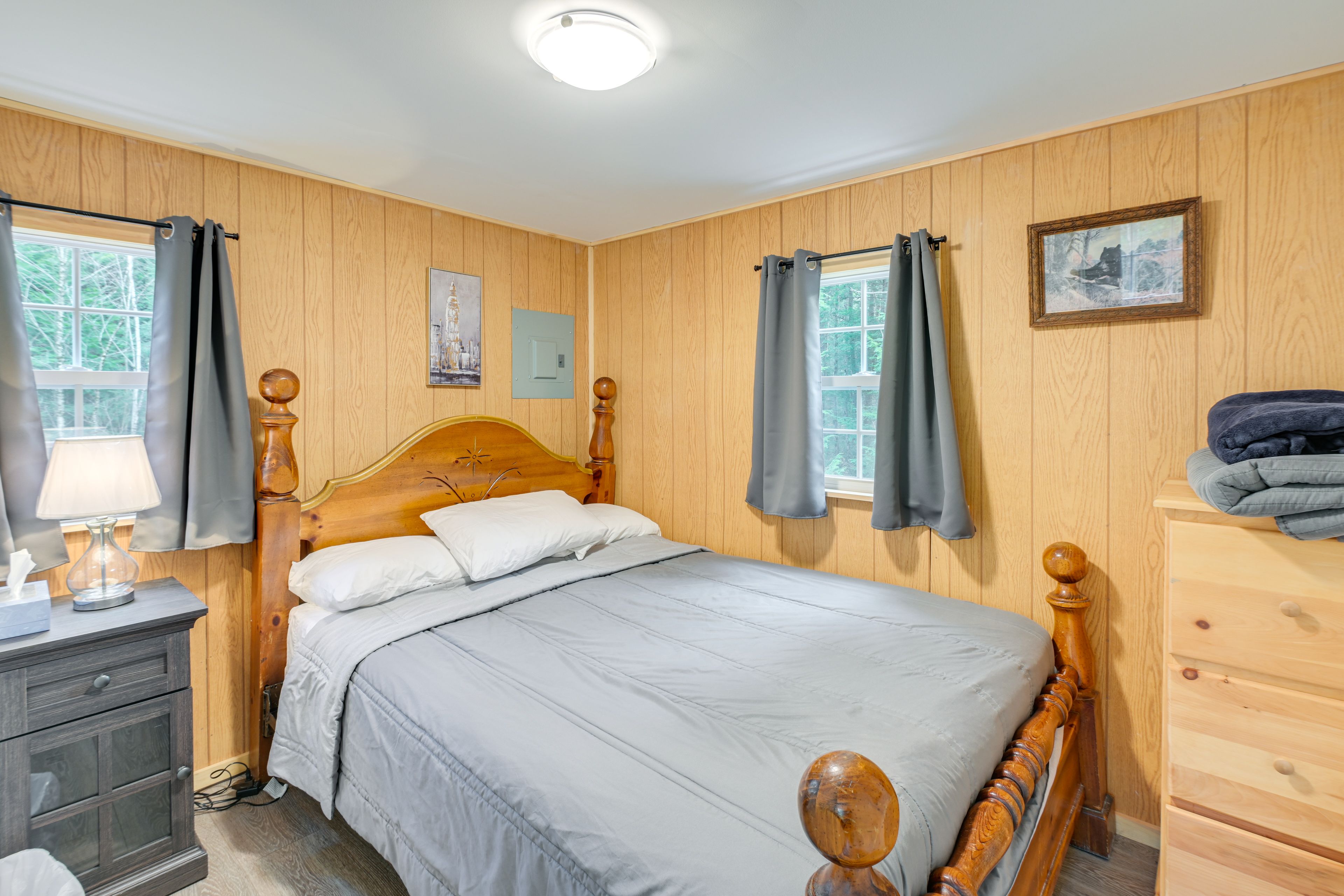 Bedroom | Queen Bed | Linens Provided