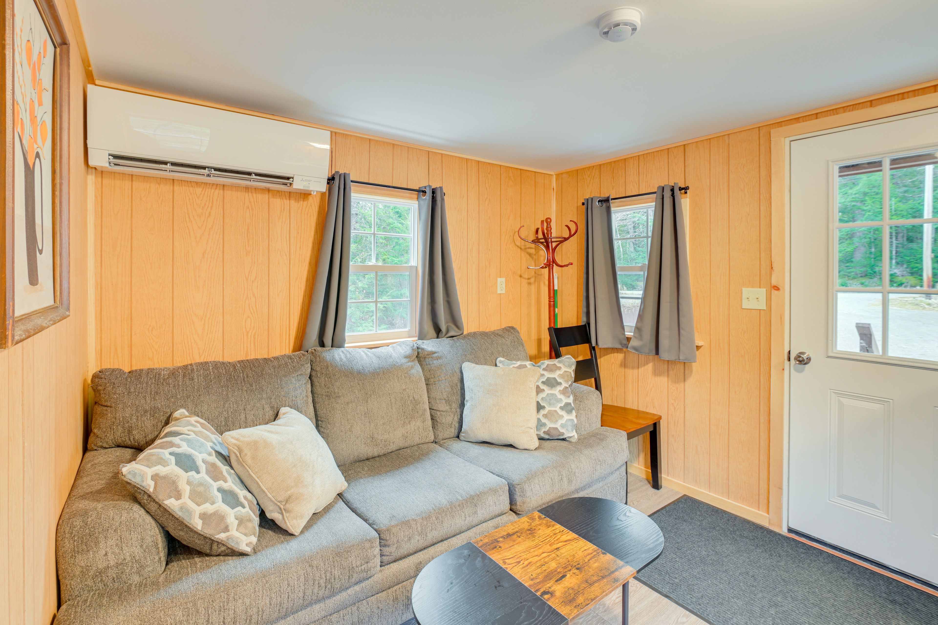 Living Room | Queen Sleeper Sofa | Single-Story Cabin | Free WiFi