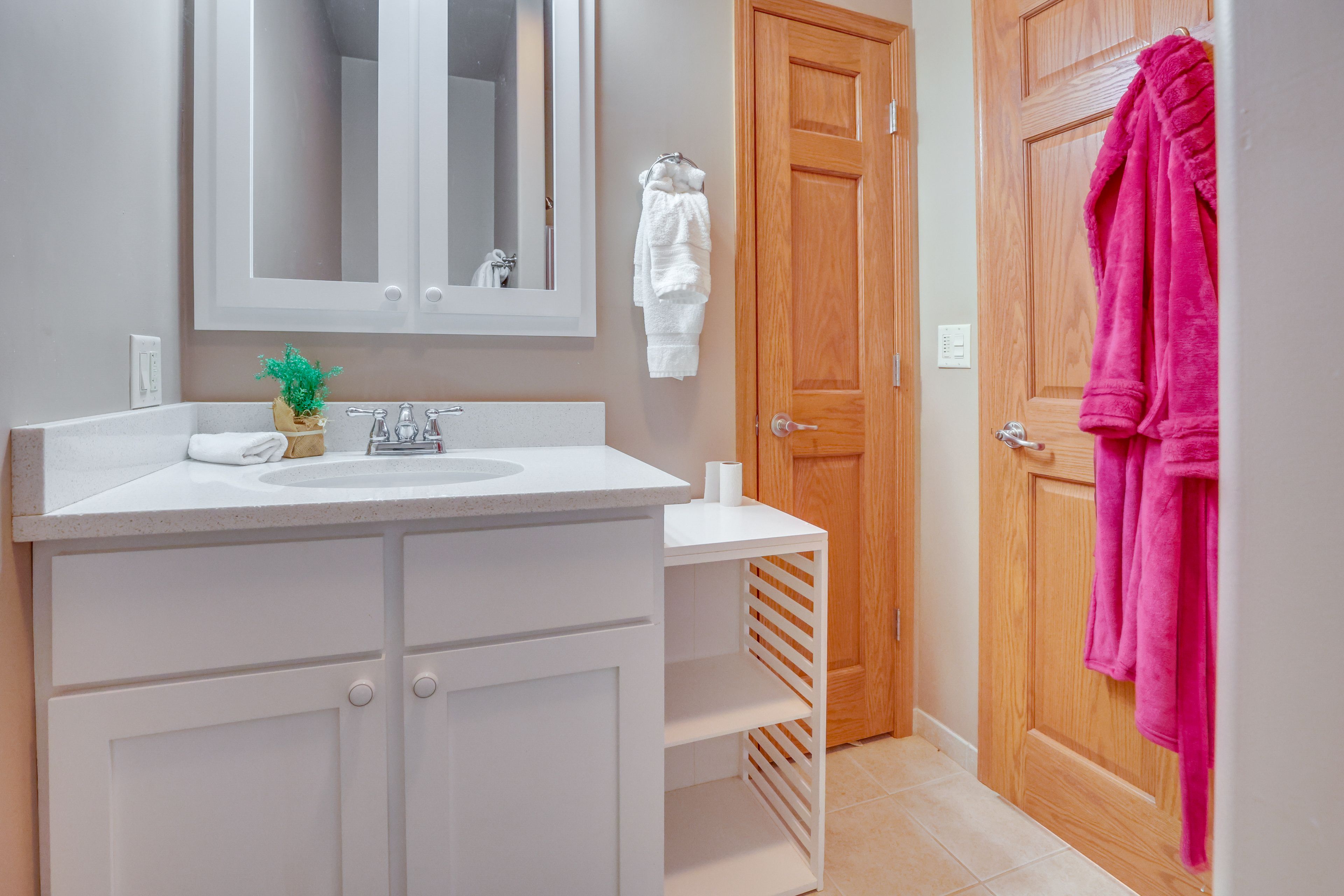 Full Bathroom | Towels Provided