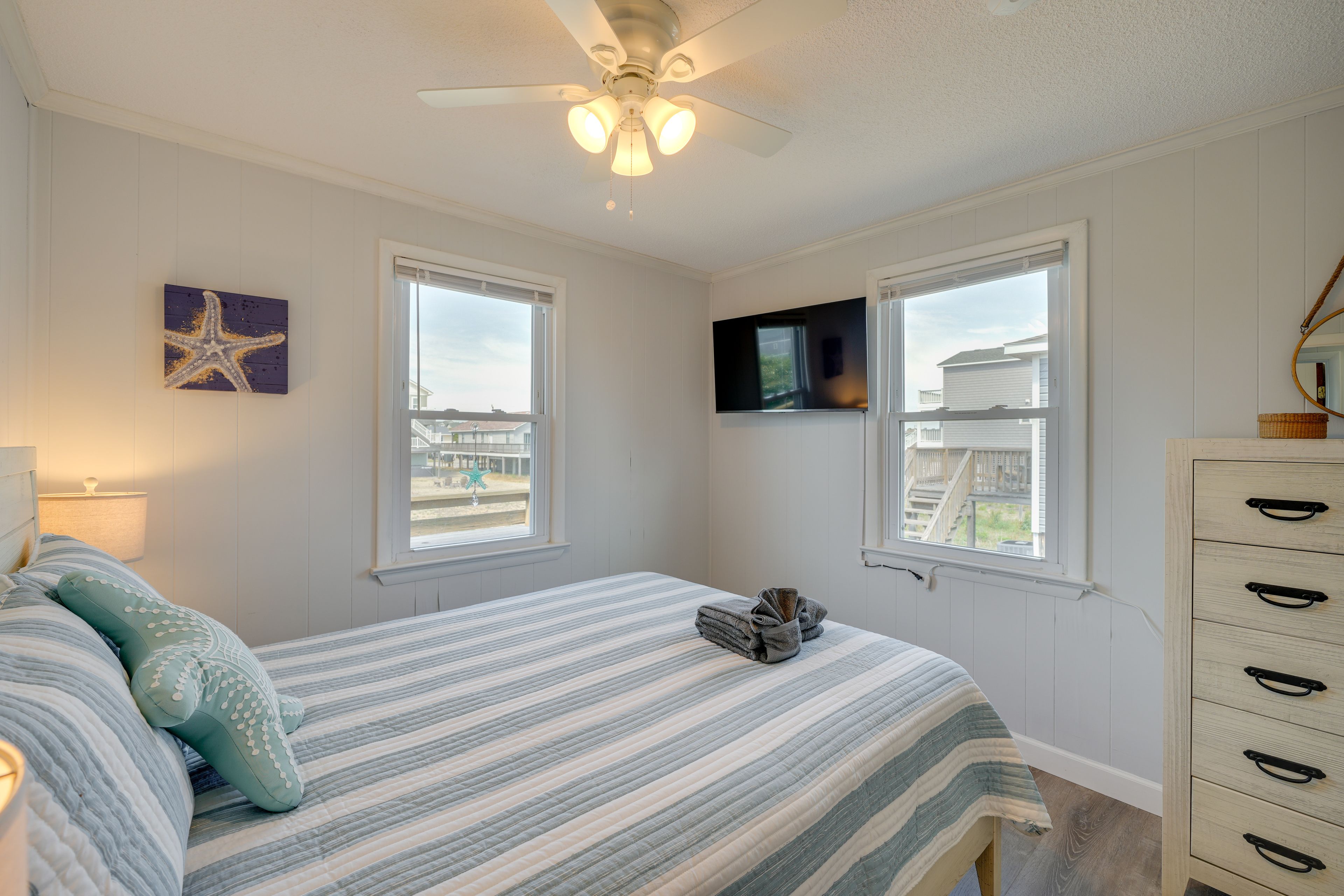 Bedroom 1 | Queen Bed
