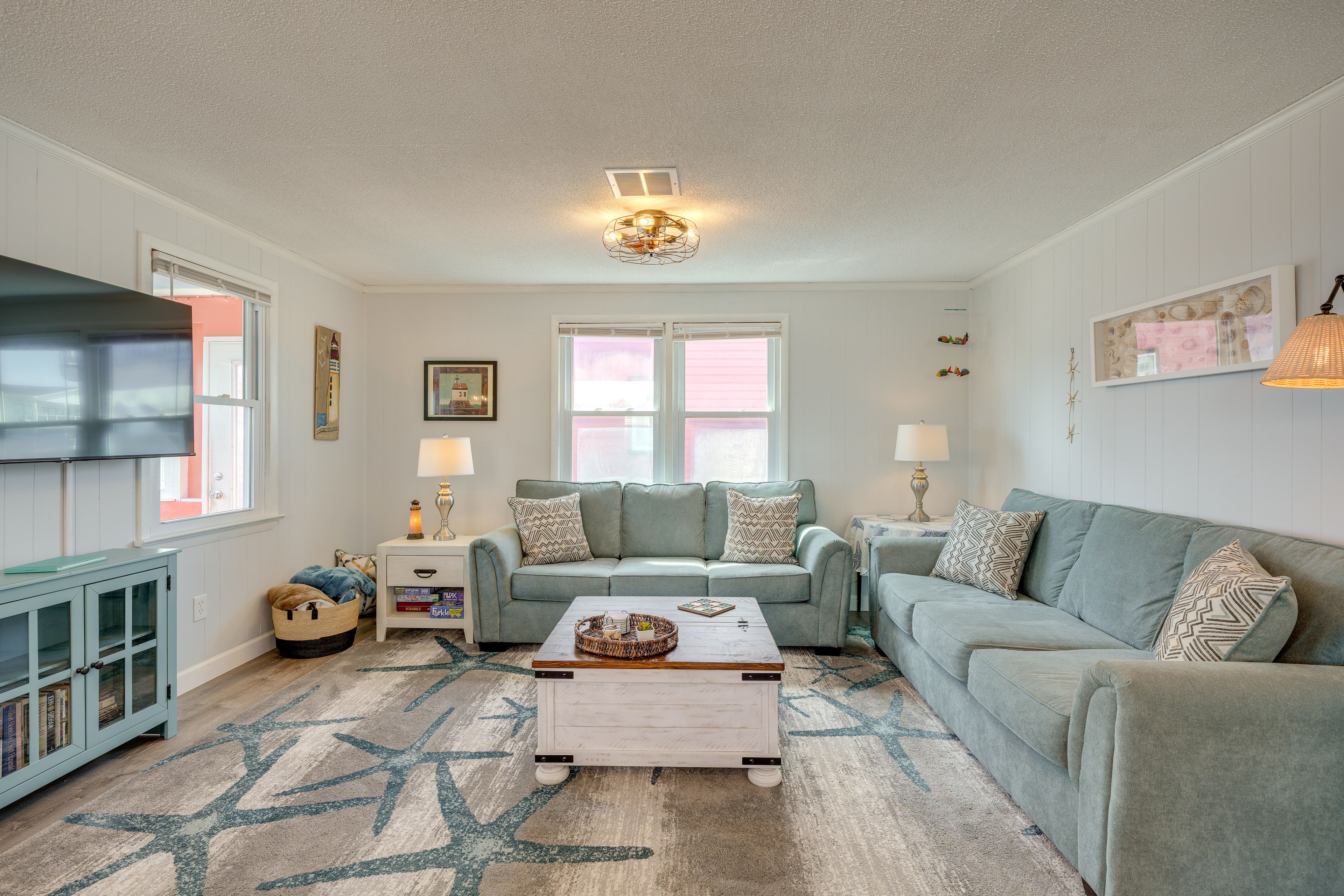 Living Room | Free WiFi | Central A/C & Heat | Smart TV