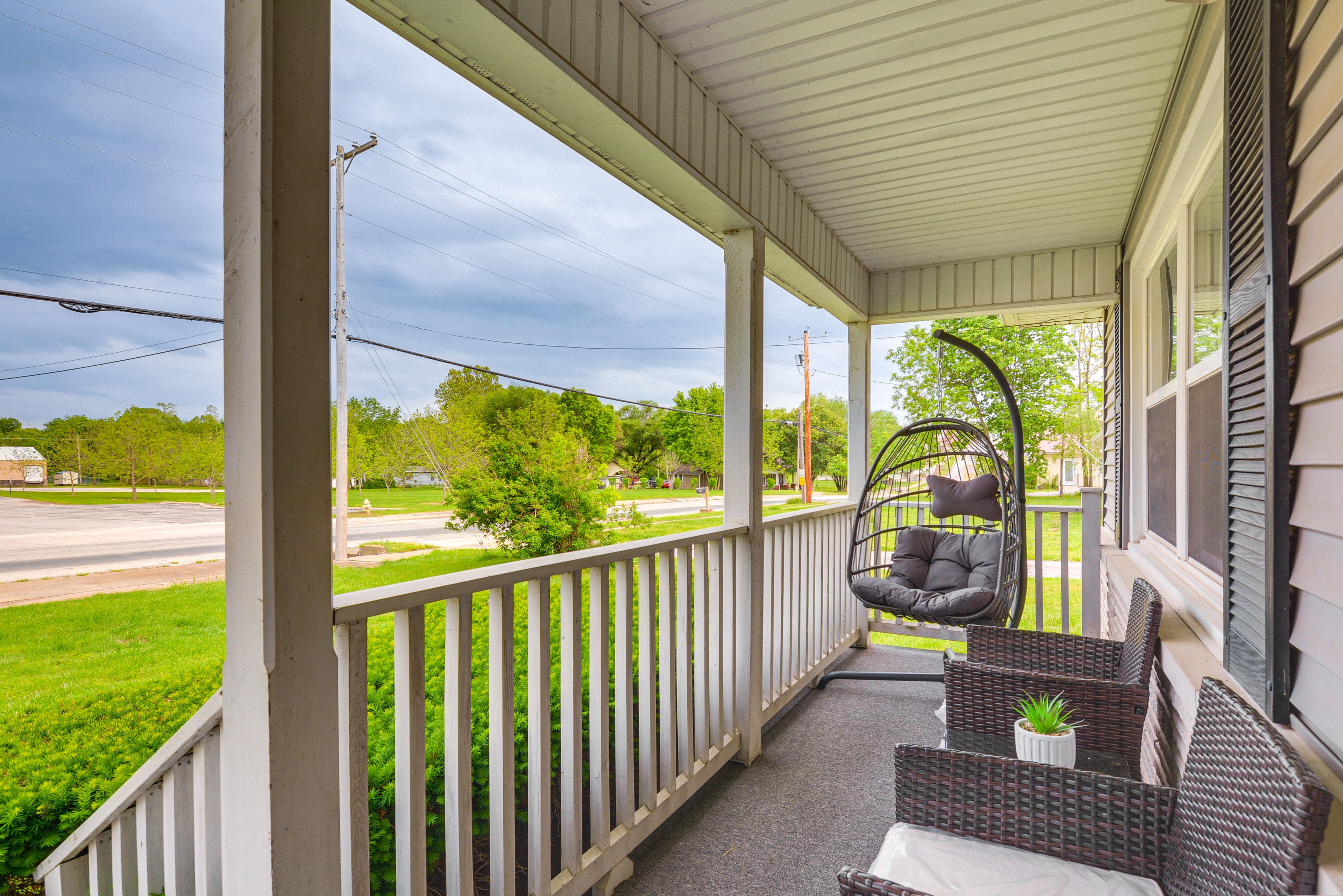 Front Porch w/ Seating