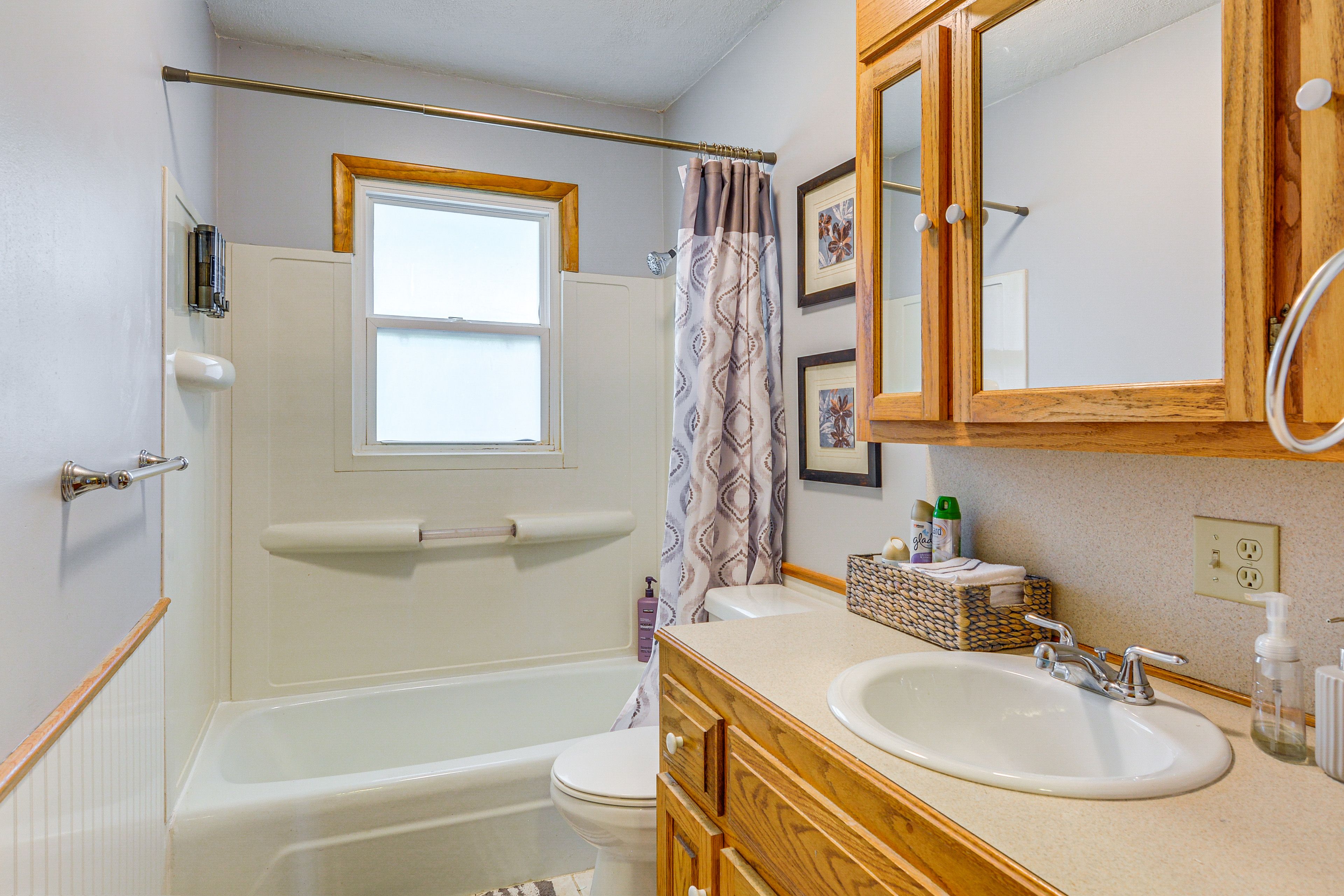 Full Bathroom | Towels Provided