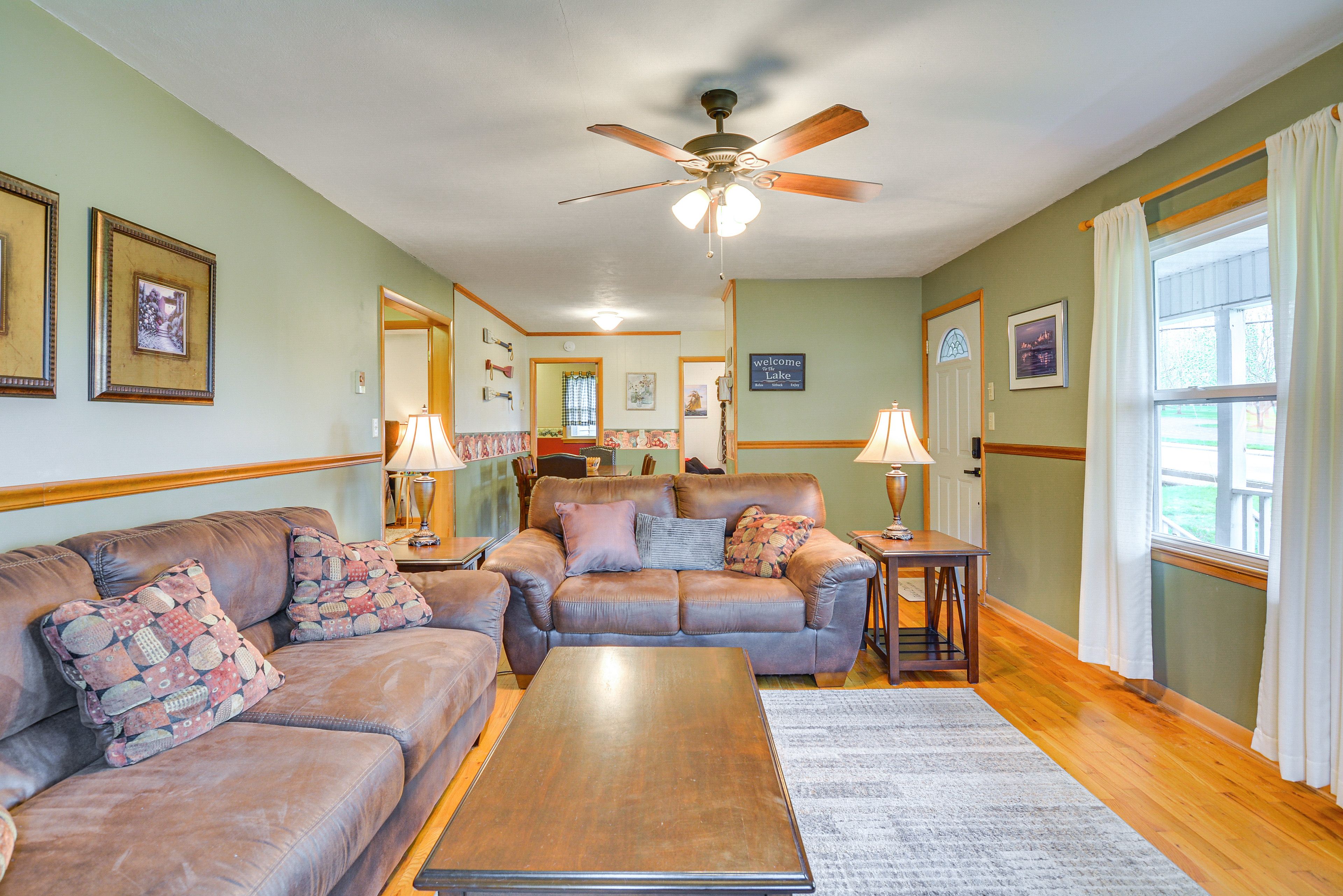 Living Room | Central A/C & Heating | Free WiFi | Smart TV